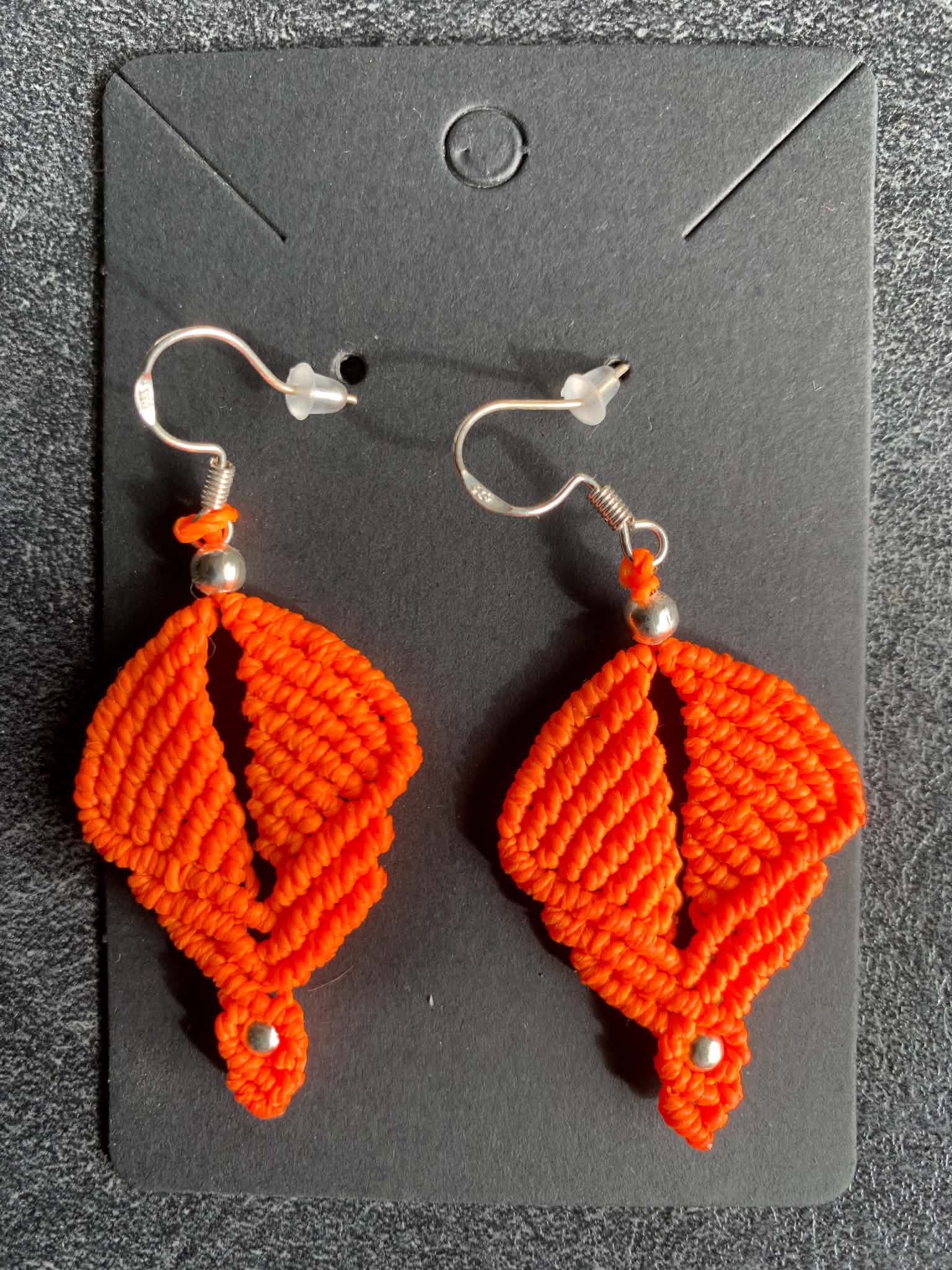 Boucles d'oreilles en micro-macramé fait main. Orange fluo — visuel 1