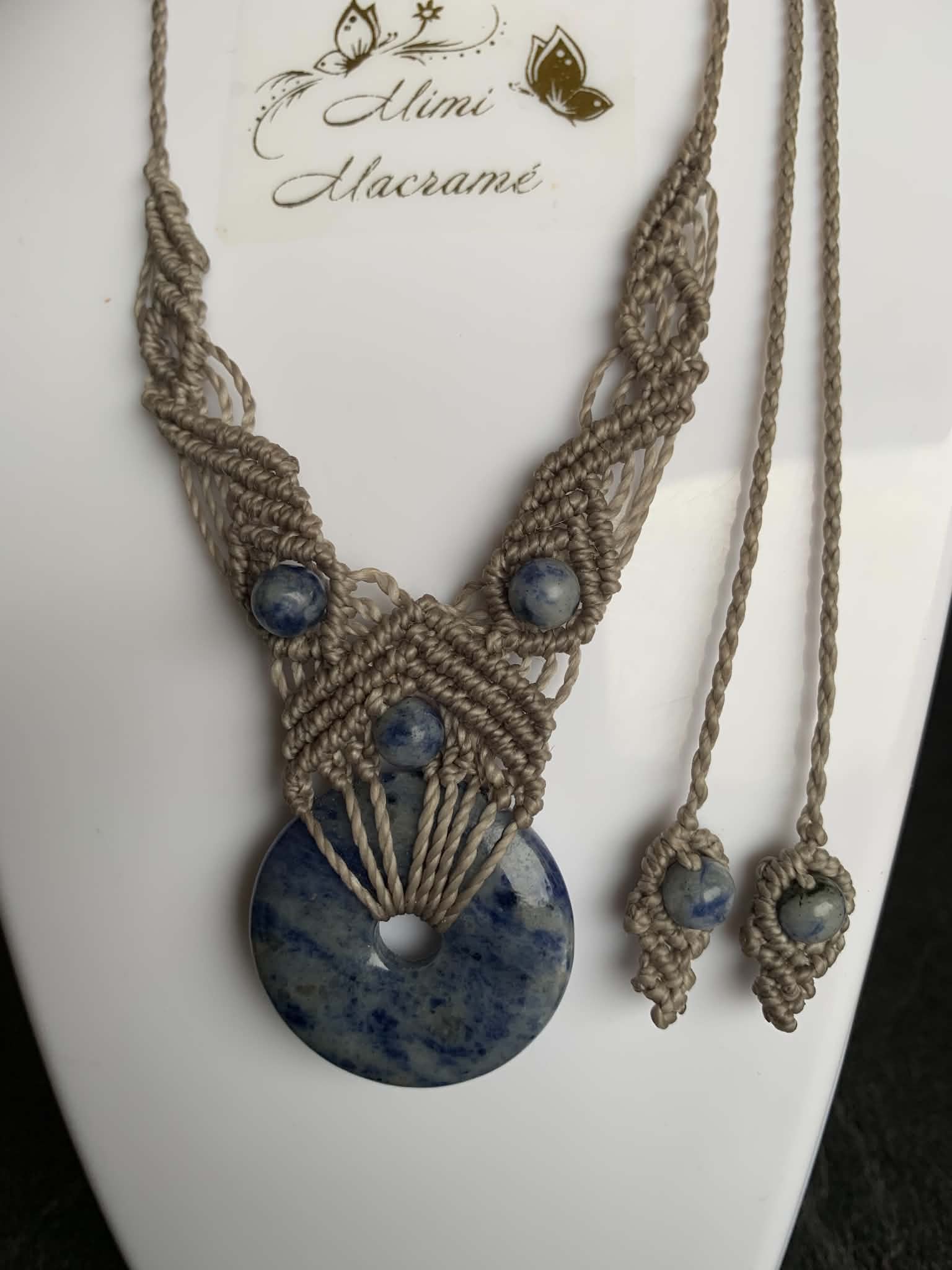 Collier tissé en micro-macramé et pierre donut sodalite — visuel 1