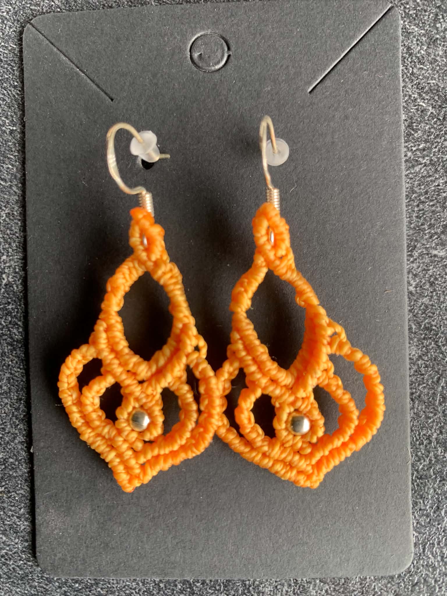 Boucles d'oreilles en micro-macramé fait main, jaune orangé. — visuel 1