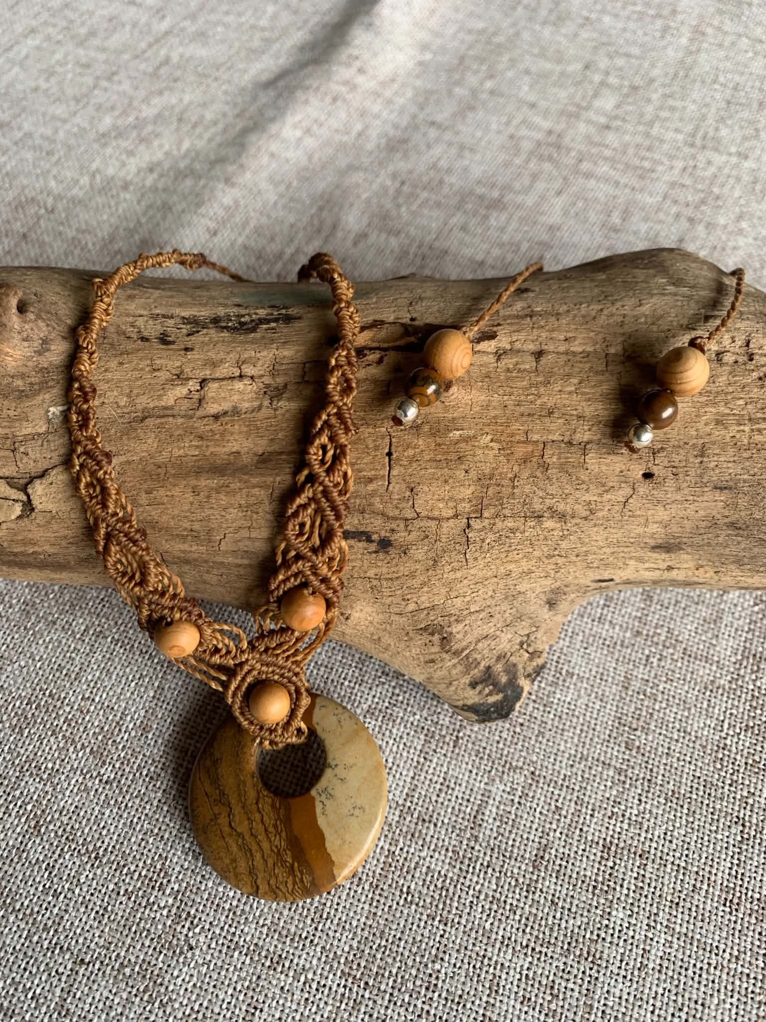 Collier artisanal en micro-macramé, pierre donut jaspe — visuel 1