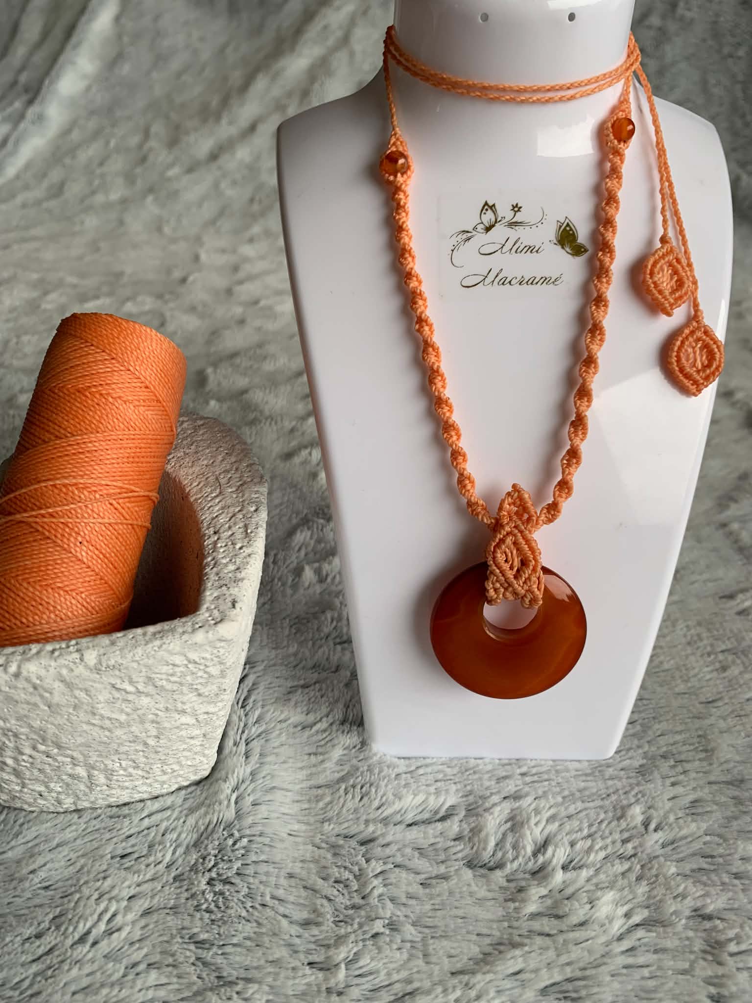 Collier corail ajustable en micro-macramé  pendentif cornaline — visuel 1