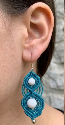 Boucles d'oreilles bleu, perle howlite fait main — visuel 1