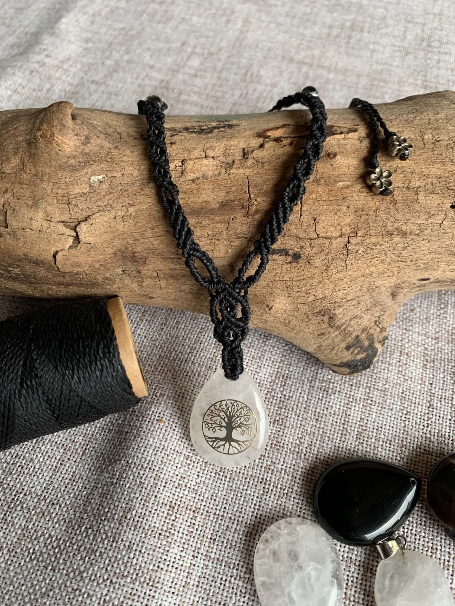 Collier en micro-macramé, pierre cristal de roche — visuel 1