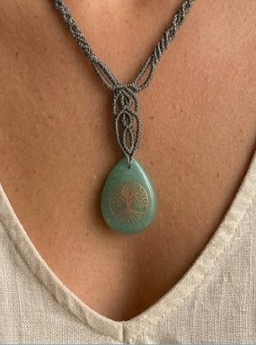 Collier ajustable en micromacramé et pierre d'aventurine orné d'un arbre de vie — visuel 1
