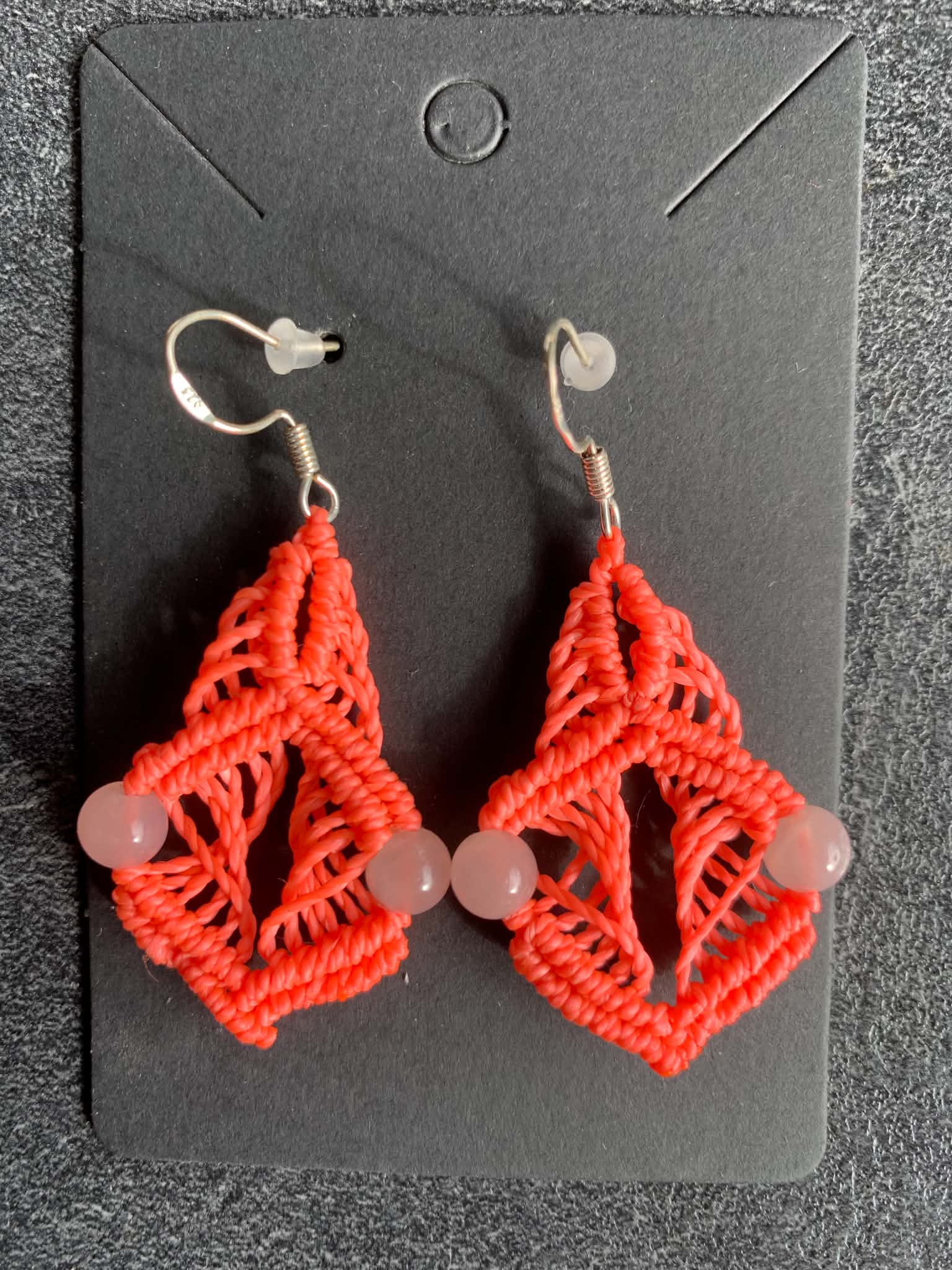 Boucles d'oreilles en micro-macramé fait main, fil rose fluo, perle quartz rose — visuel 1