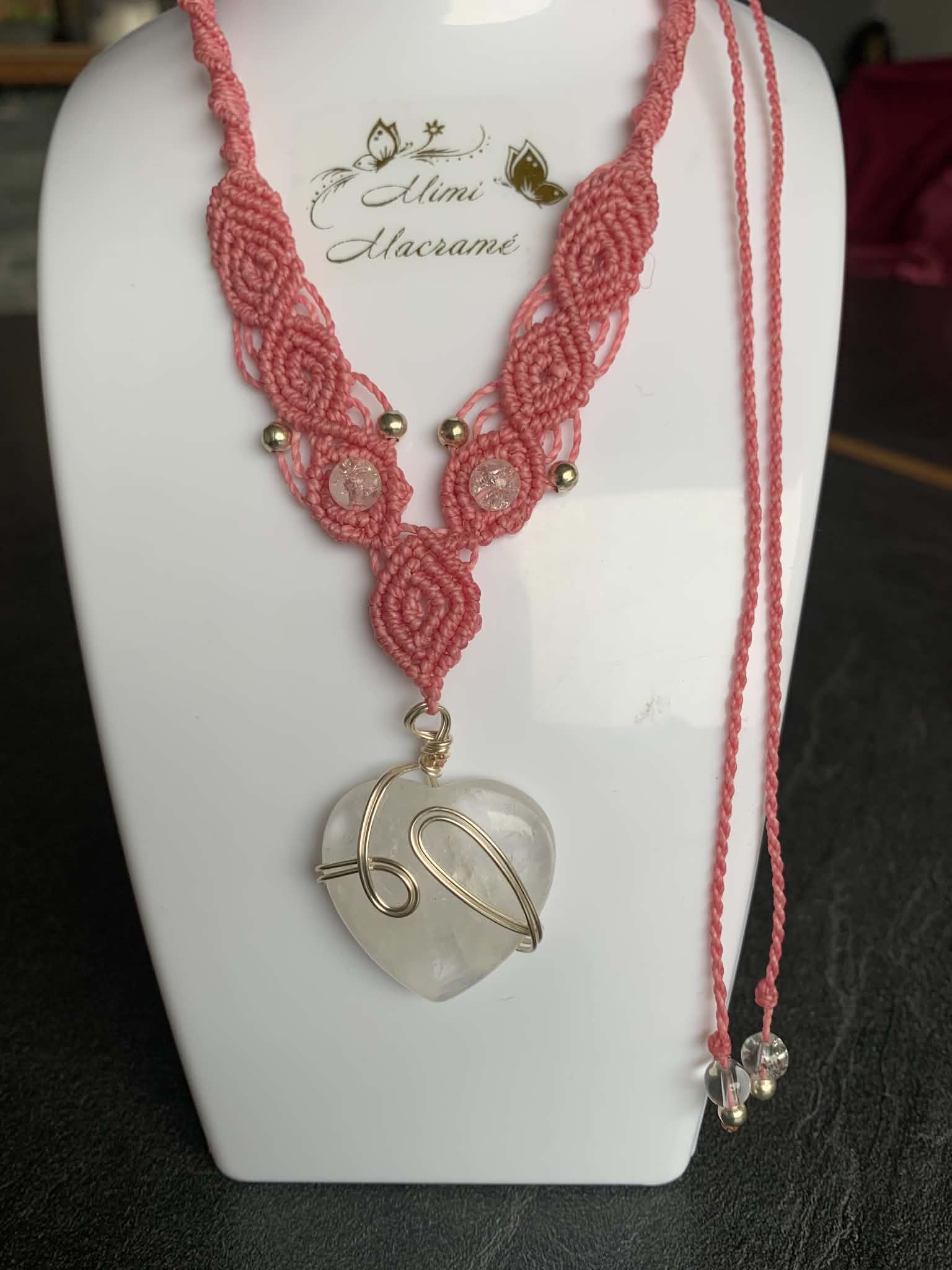 Collier tissage rose ,pierre cristal de roche orné de métal argenté — visuel 1