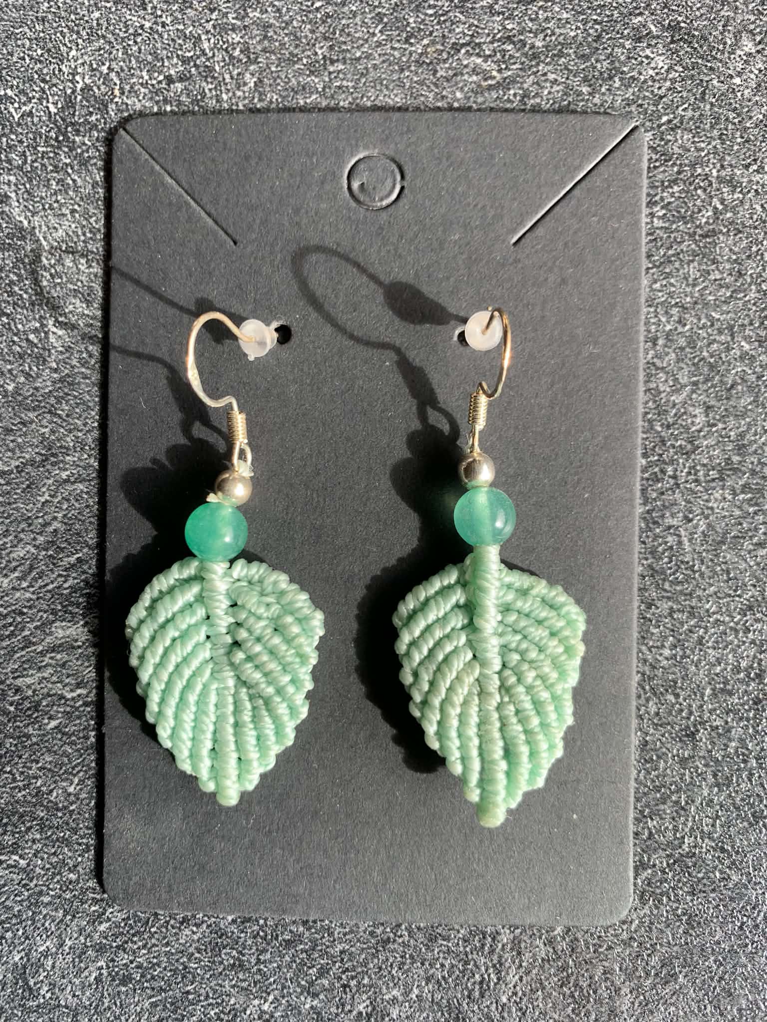 Boucles d'oreilles  en micro-macramé fait main. Feuille vert d'eau, perle aventurine — visuel 1