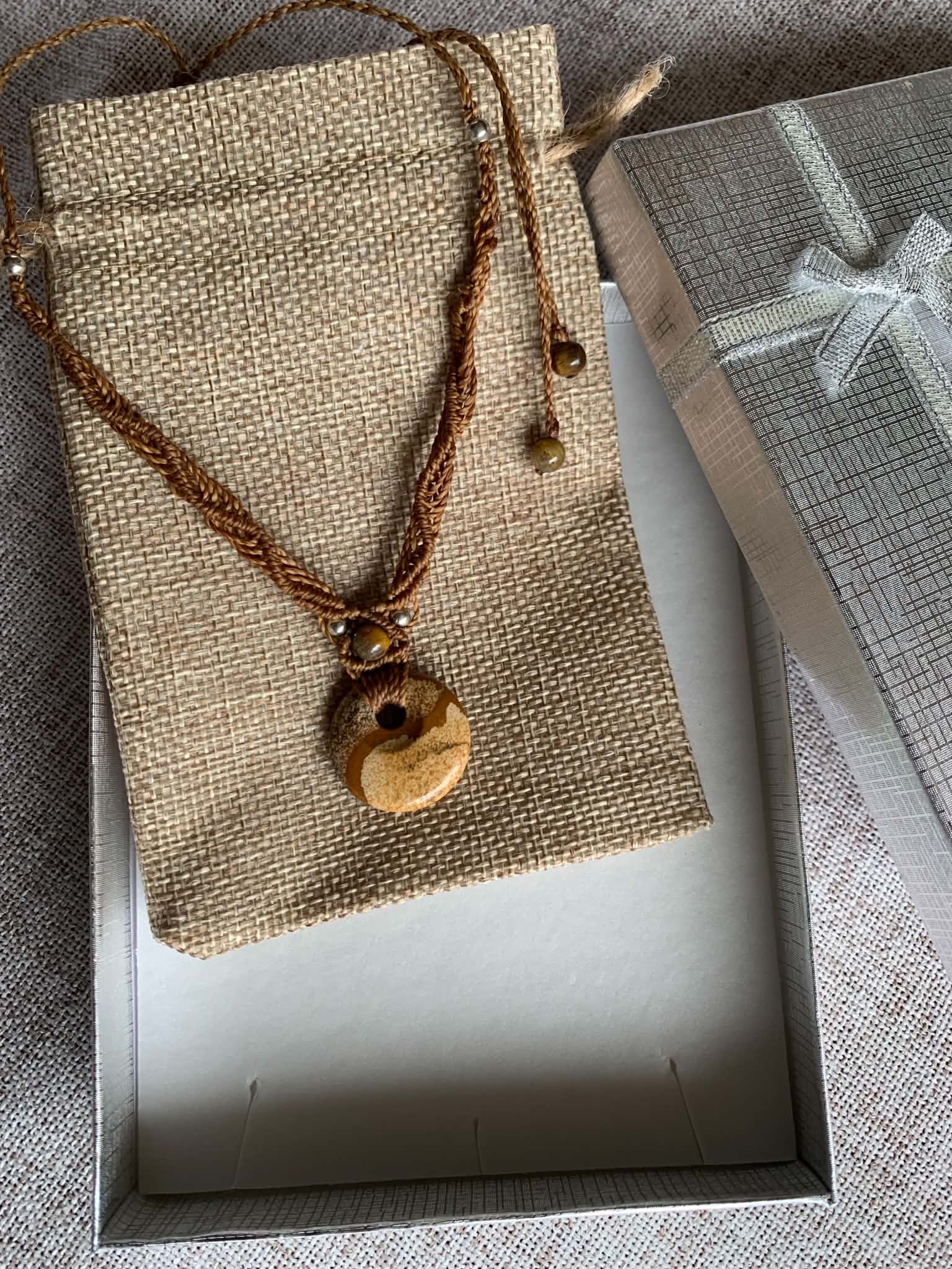 Collier artisanal en micro- macramé ,pierre donut jaspe — visuel 1