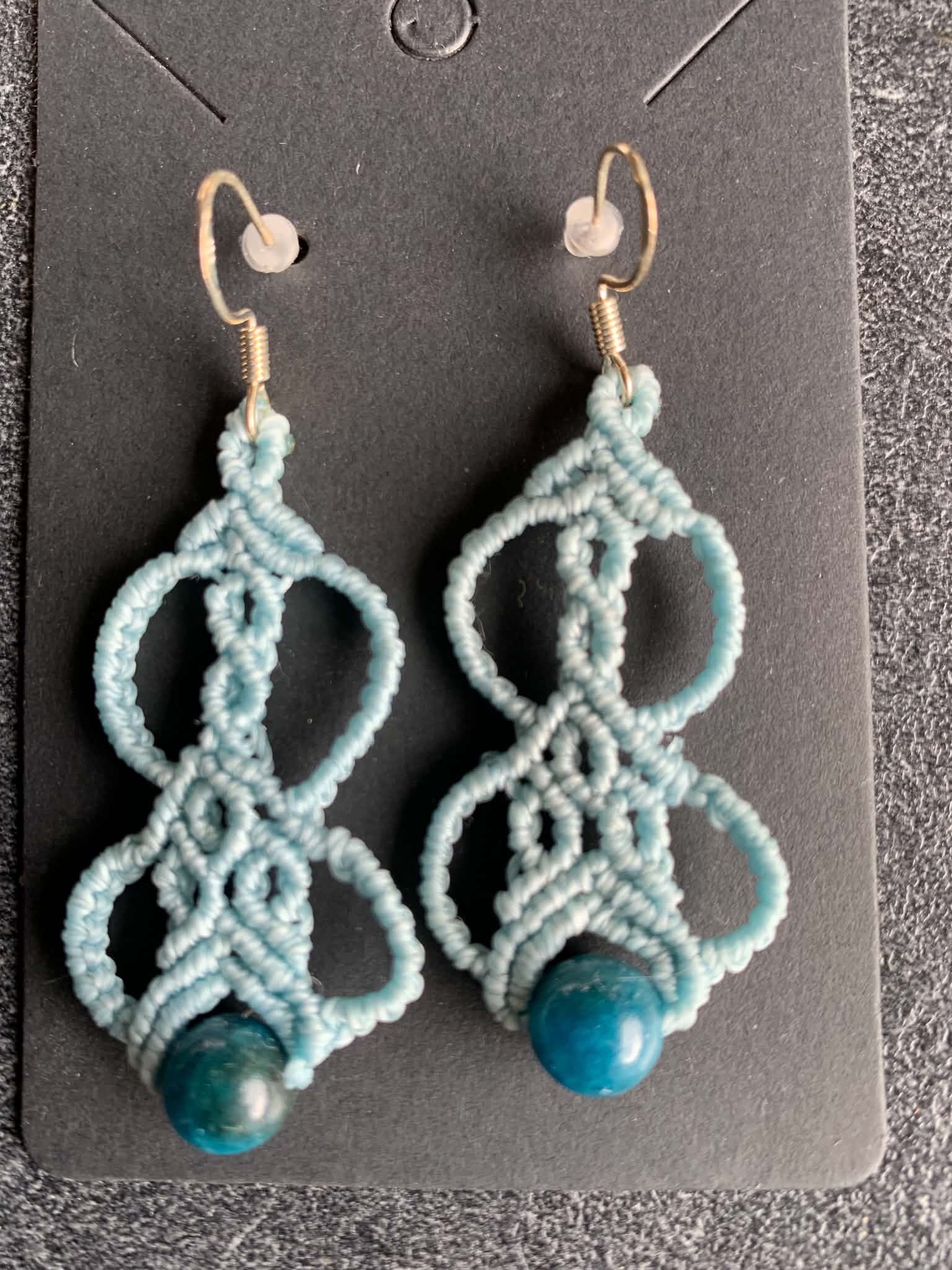 Boucles d'oreilles en micro-macramé fait main, perle apatite — visuel 1