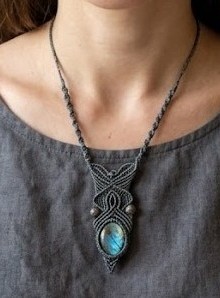 Collier artisanal ajustable en micro-macramé et pierre naturelle labradorite — visuel 1