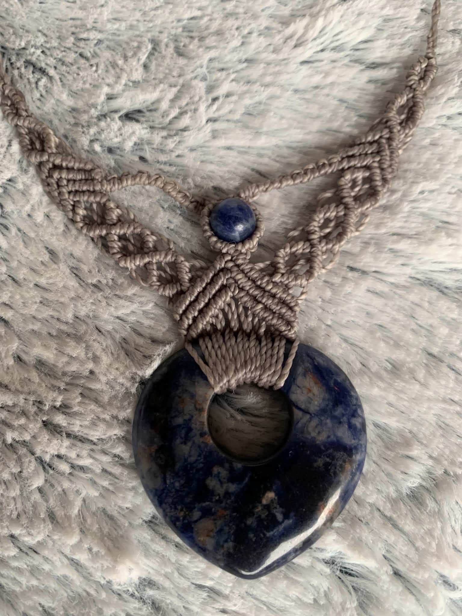 Collier artisanal fil gris pierre donut cœur sodalite — visuel 1