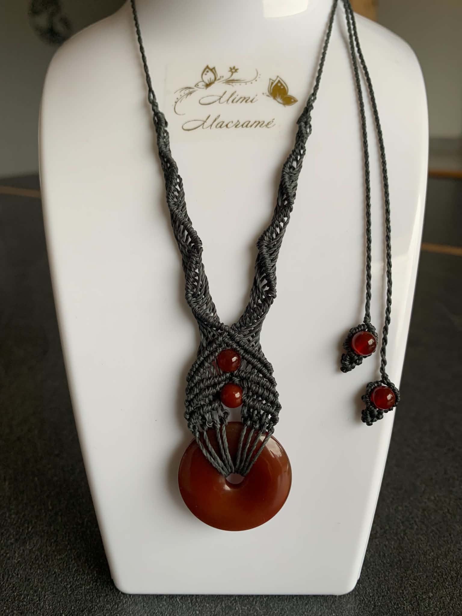 Collier artisanal ajustable en micro-macramé et pierre donut cornaline — visuel 1