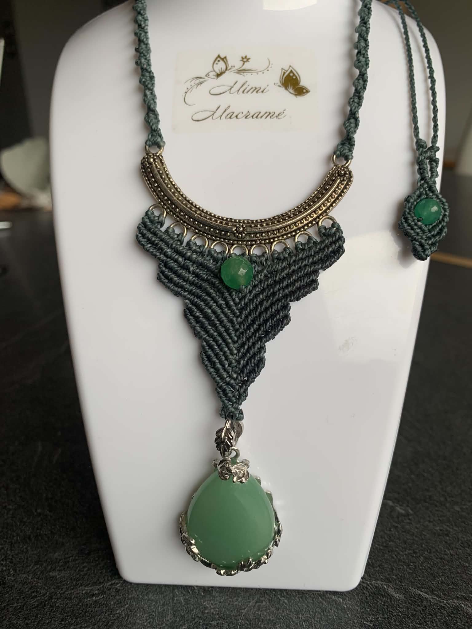 Collier artisanal ajustable en micro-macramé et pierre naturel d'aventurine orné de métal argenté — visuel 1