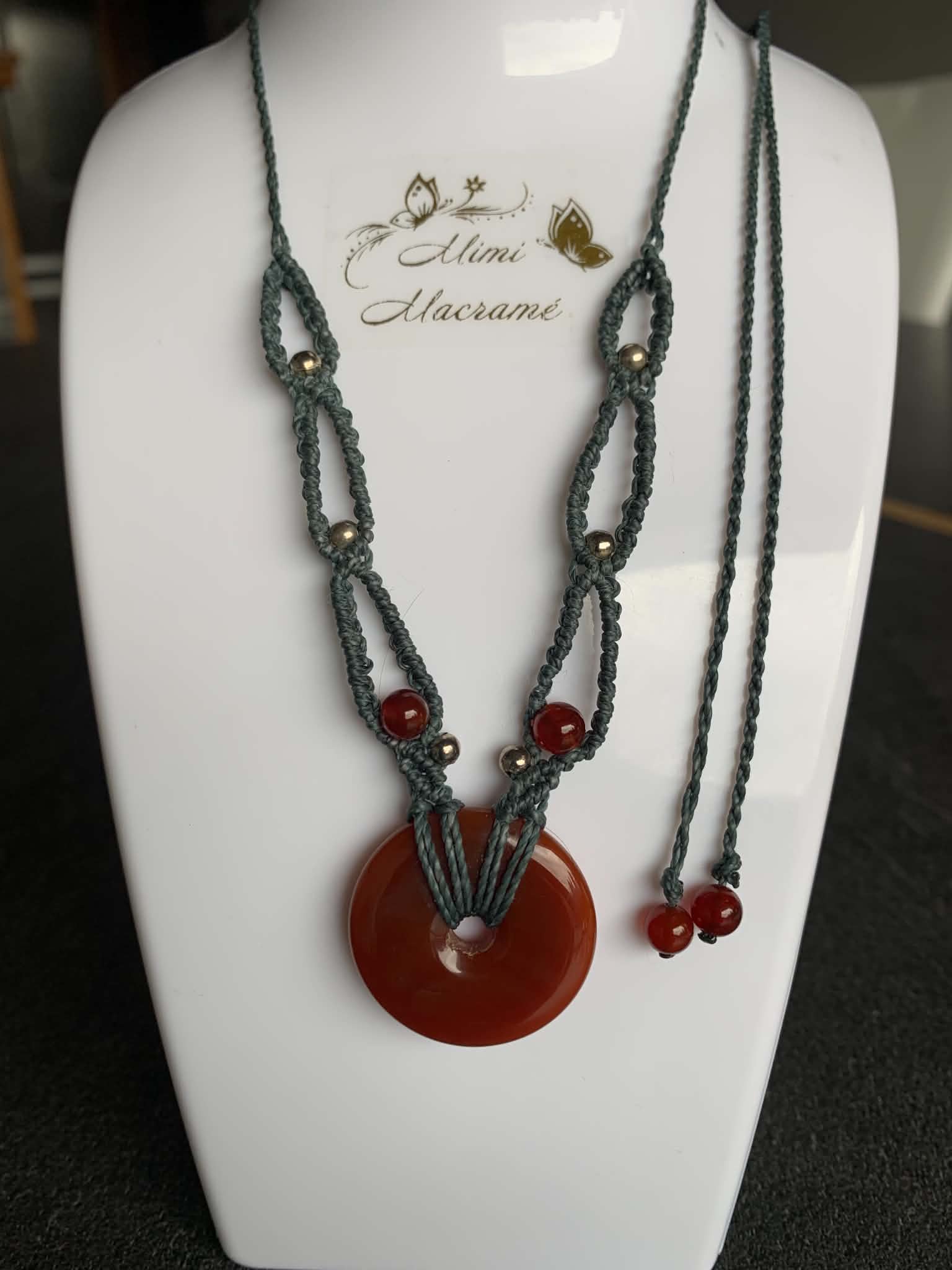 Collier en micro-macramé et pierre donut cornaline — visuel 1