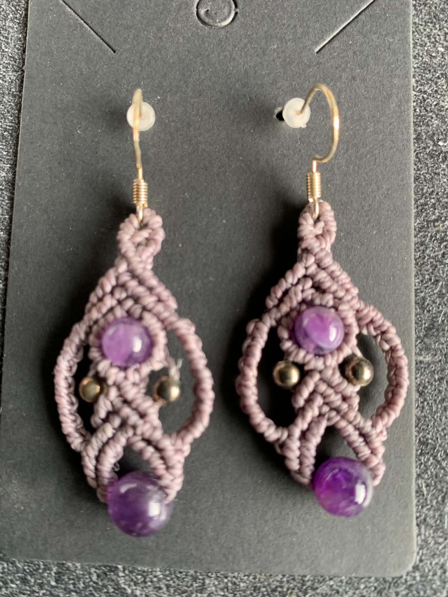 Boucles d'oreilles en micro-macramé fait main, perle améthyste — visuel 1
