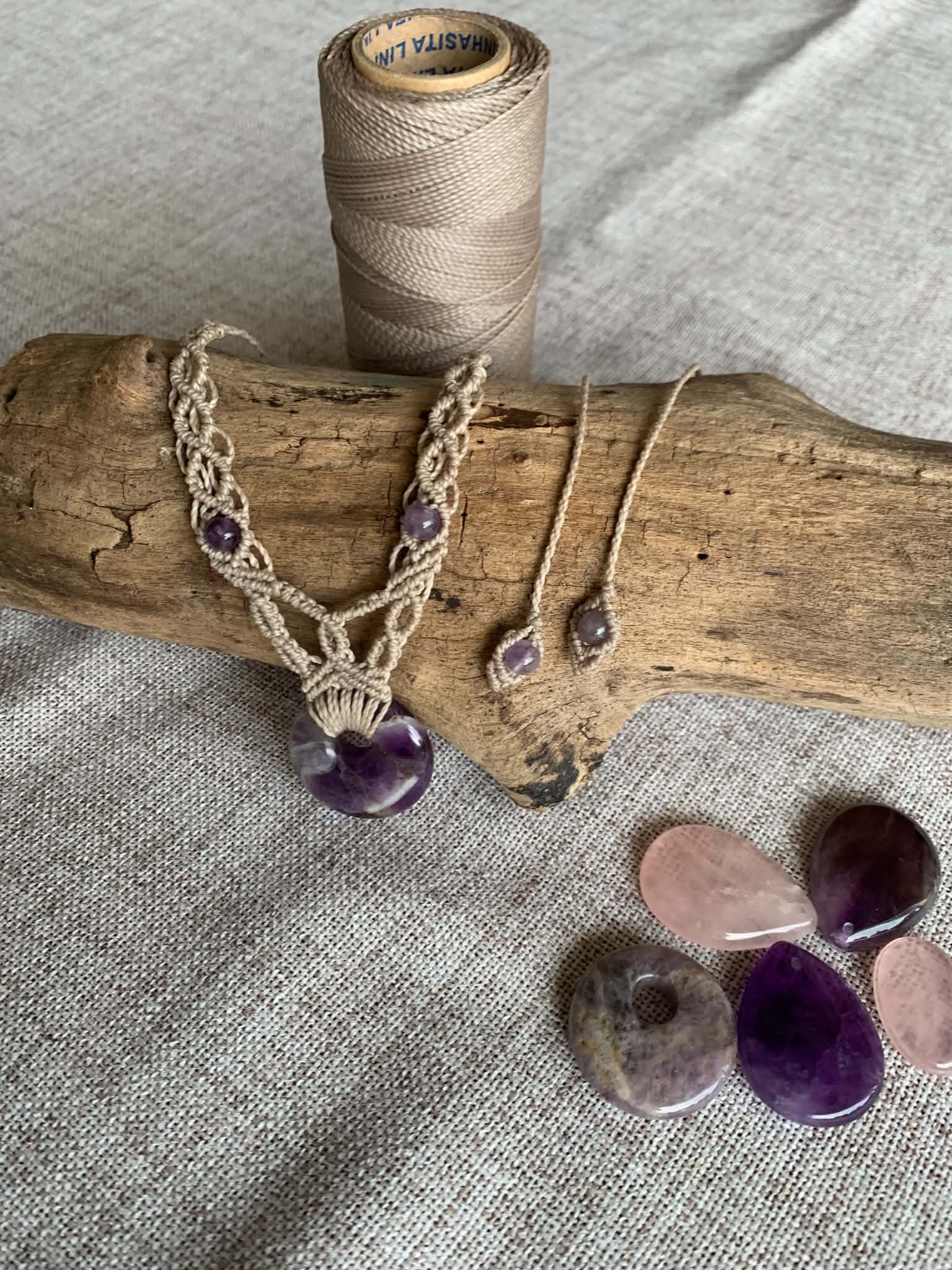 Collier artisanal fil beige, pierre d'améthyste. — visuel 1