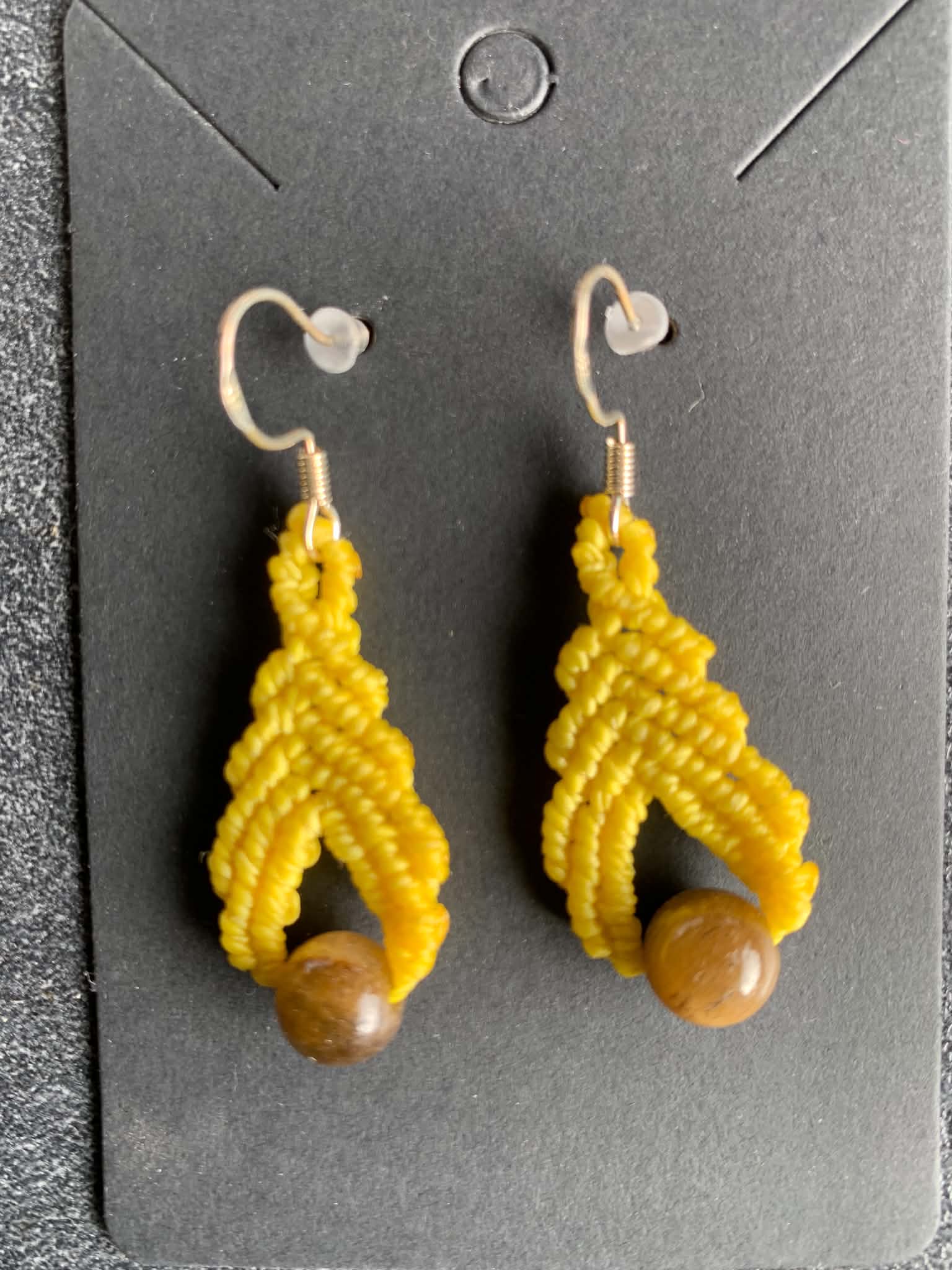 Boucles d'oreilles en micro-macramé fait main, perle œil de tigre — visuel 1