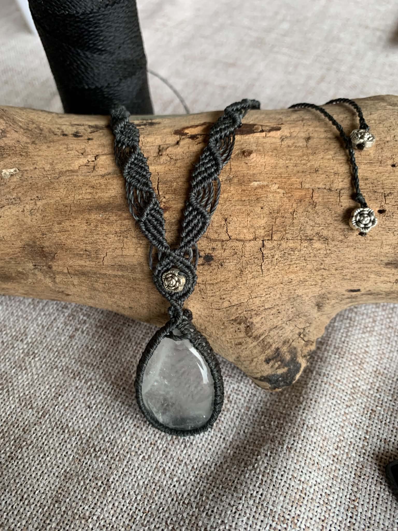Collier artisanal fil anthracite, pierre en cristal de roche — visuel 1