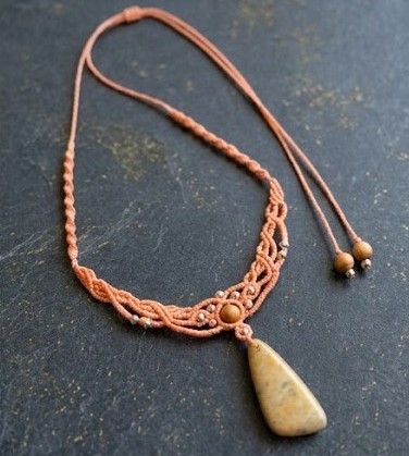 Collier corail ajustable en micro-macramé avec un pendentif en agate naturelle — visuel 1