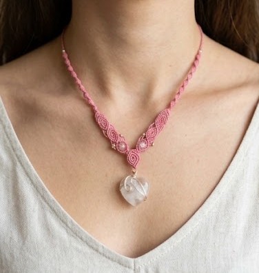 Collier tissage rose ,pierre cristal de roche orné de métal argenté — visuel 1