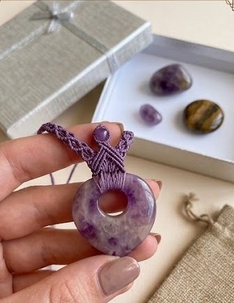 Collier en micro-macramé et pierre naturelle — visuel 1
