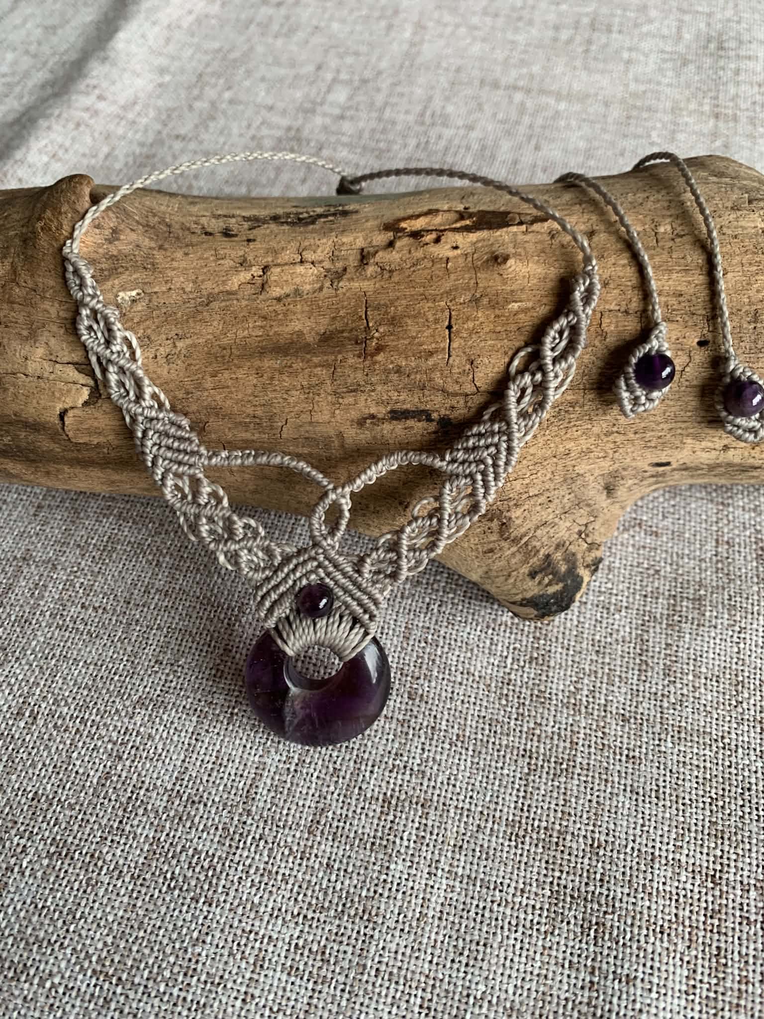 Collier artisanal en micro-macramé, pierre donut d'améthyste. — visuel 1