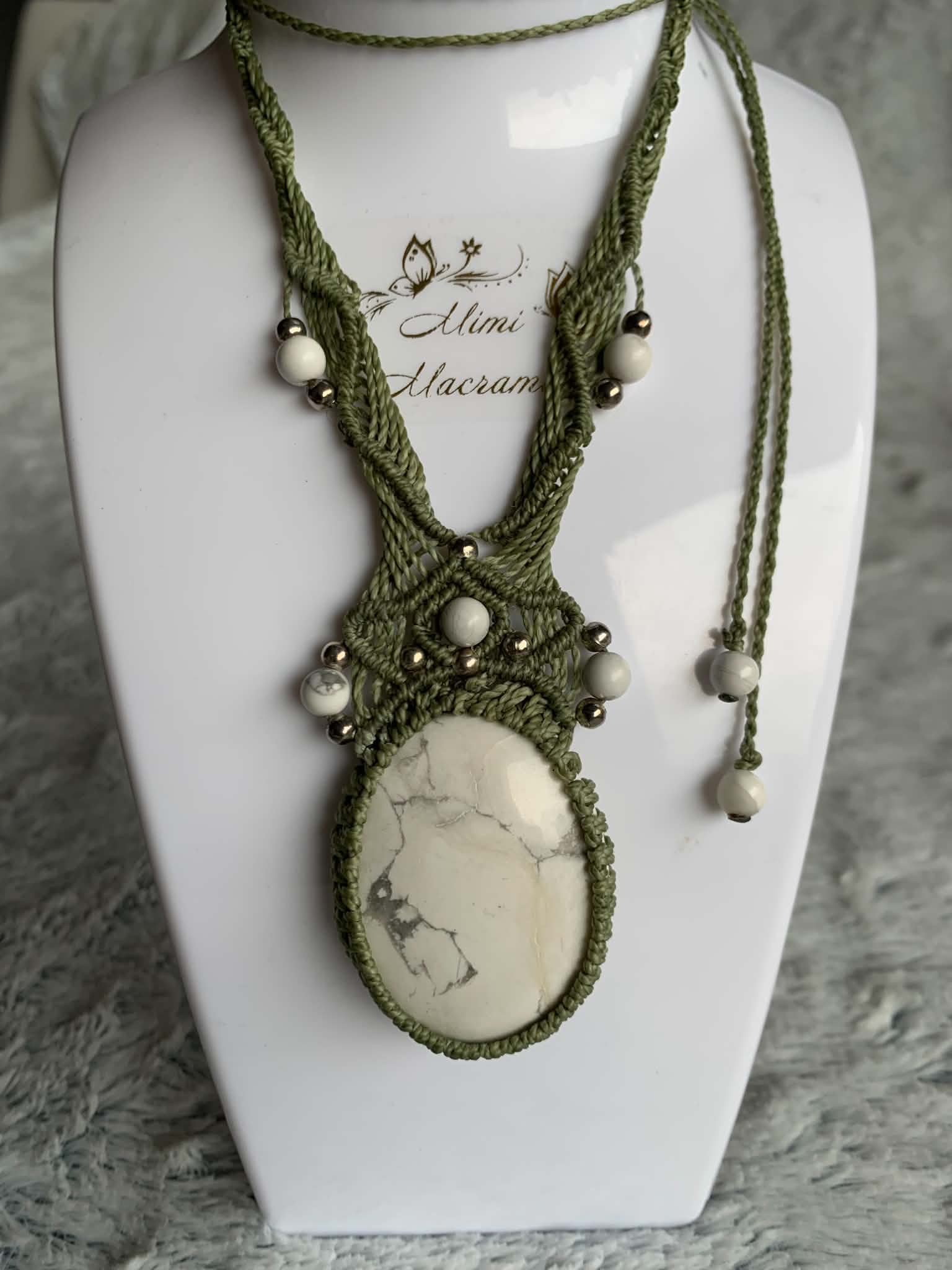 Collier artisanal en micromacramé et  howlite 🤍 — visuel 1