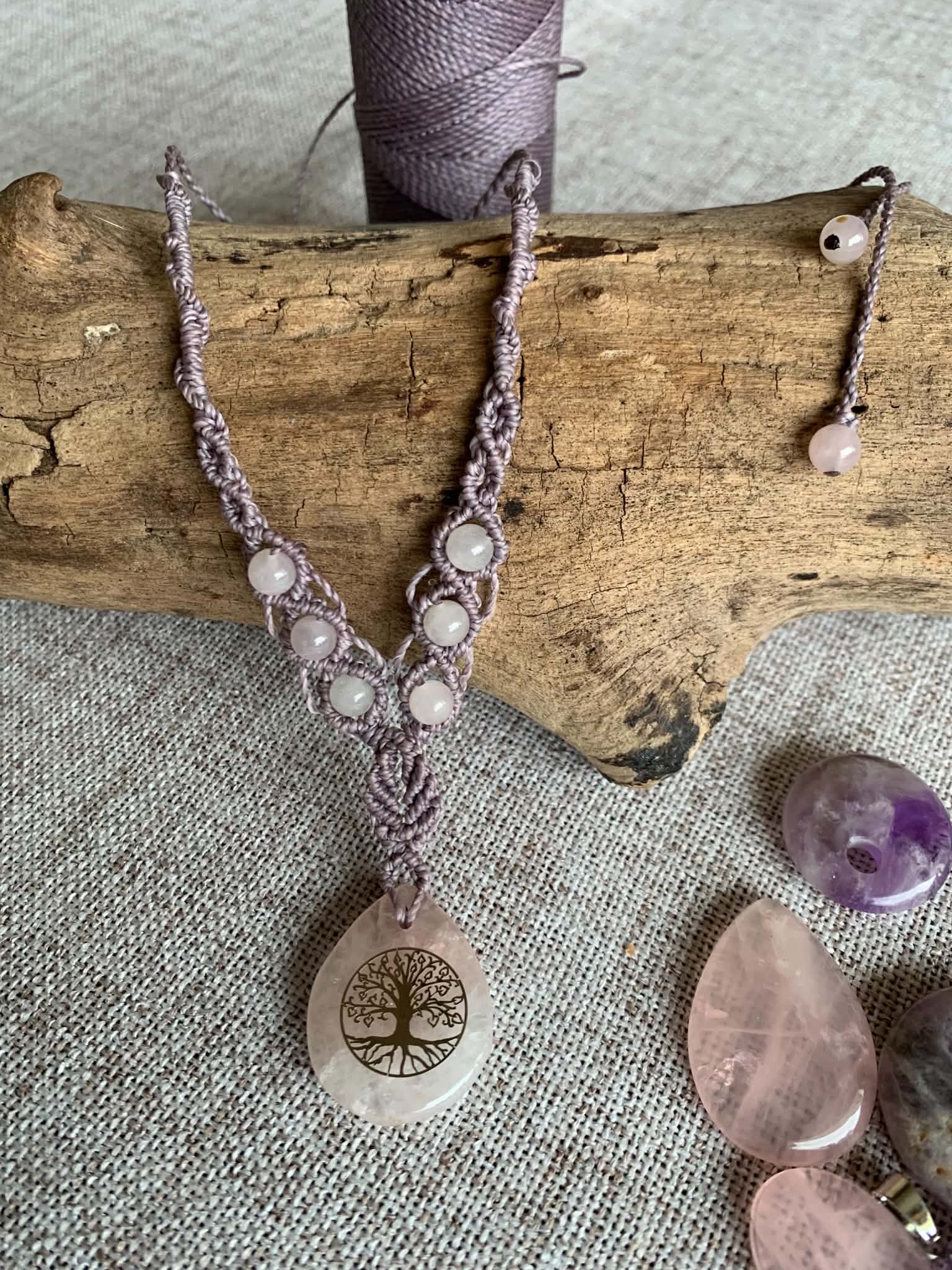 Collier fil mauve, pierre quartz rose — visuel 1