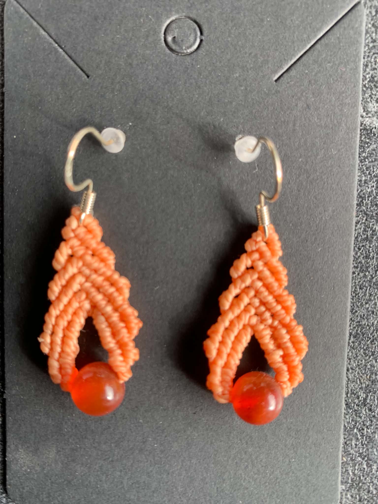 Boucles d'oreilles en micro-macramé fait main, fil corail, perle cornaline — visuel 1