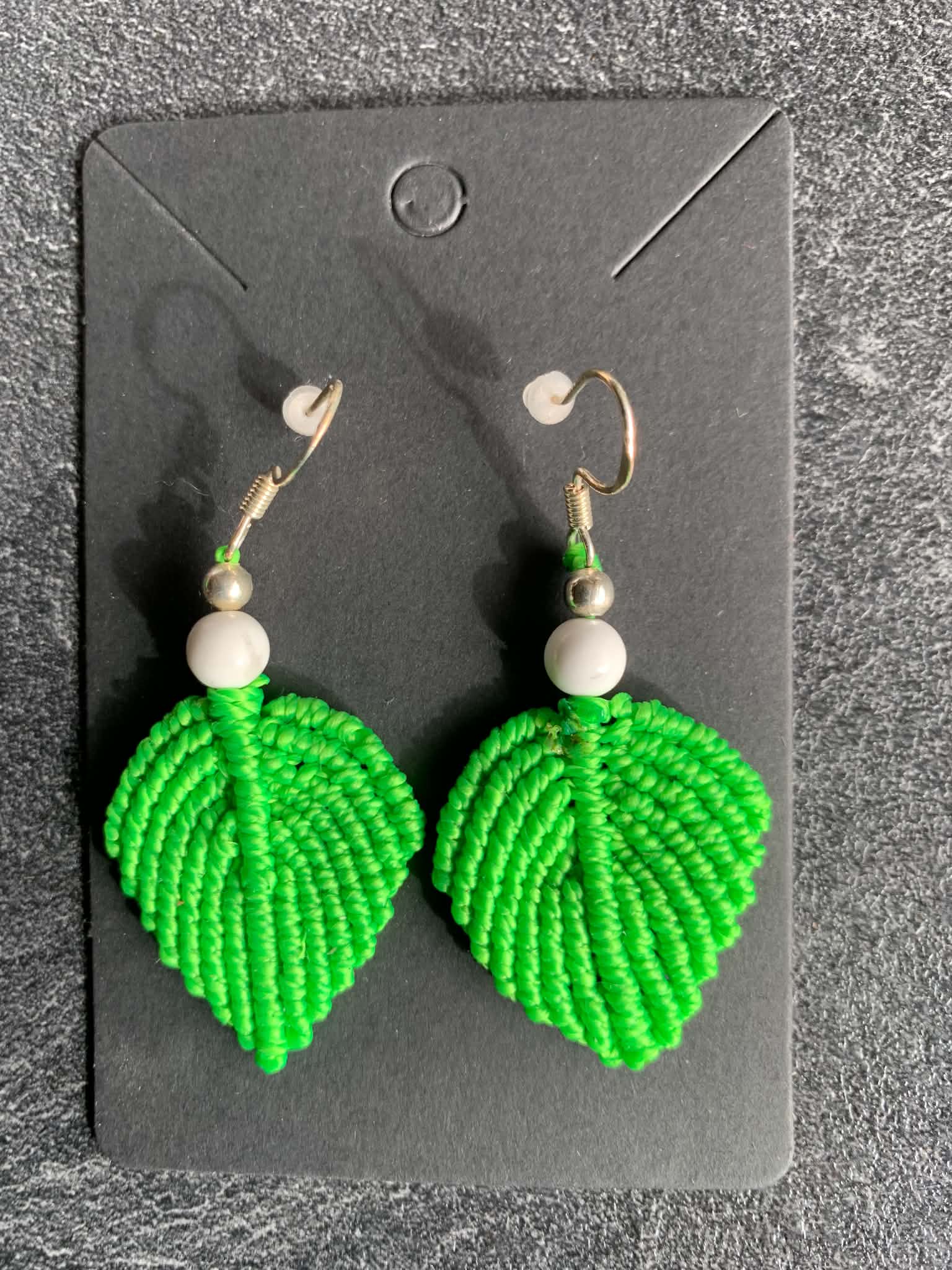 Boucles d'oreilles en micro-macramé fait main, perle Howlite — visuel 1