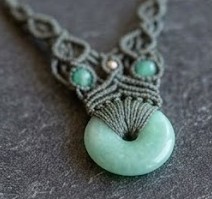 Collier tissé en fil de micro-macramé et pierre naturelle donut aventurine — visuel 1