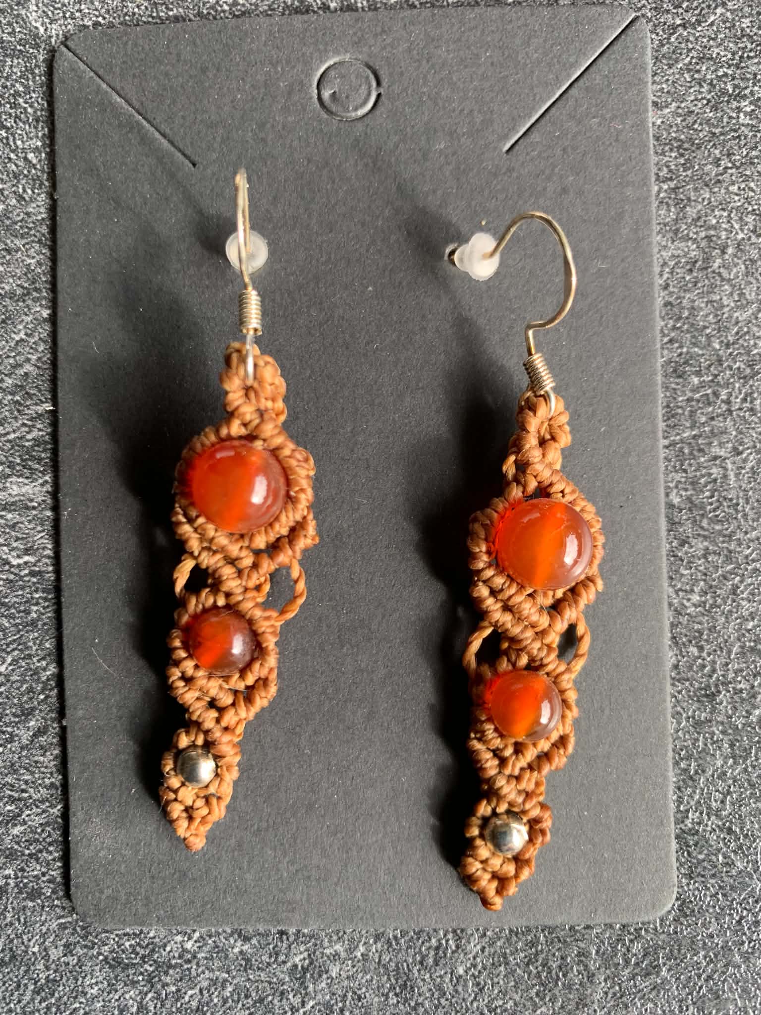 Boucles d'oreilles en micro-macramé fait main, fil marron, perle cornaline — visuel 1
