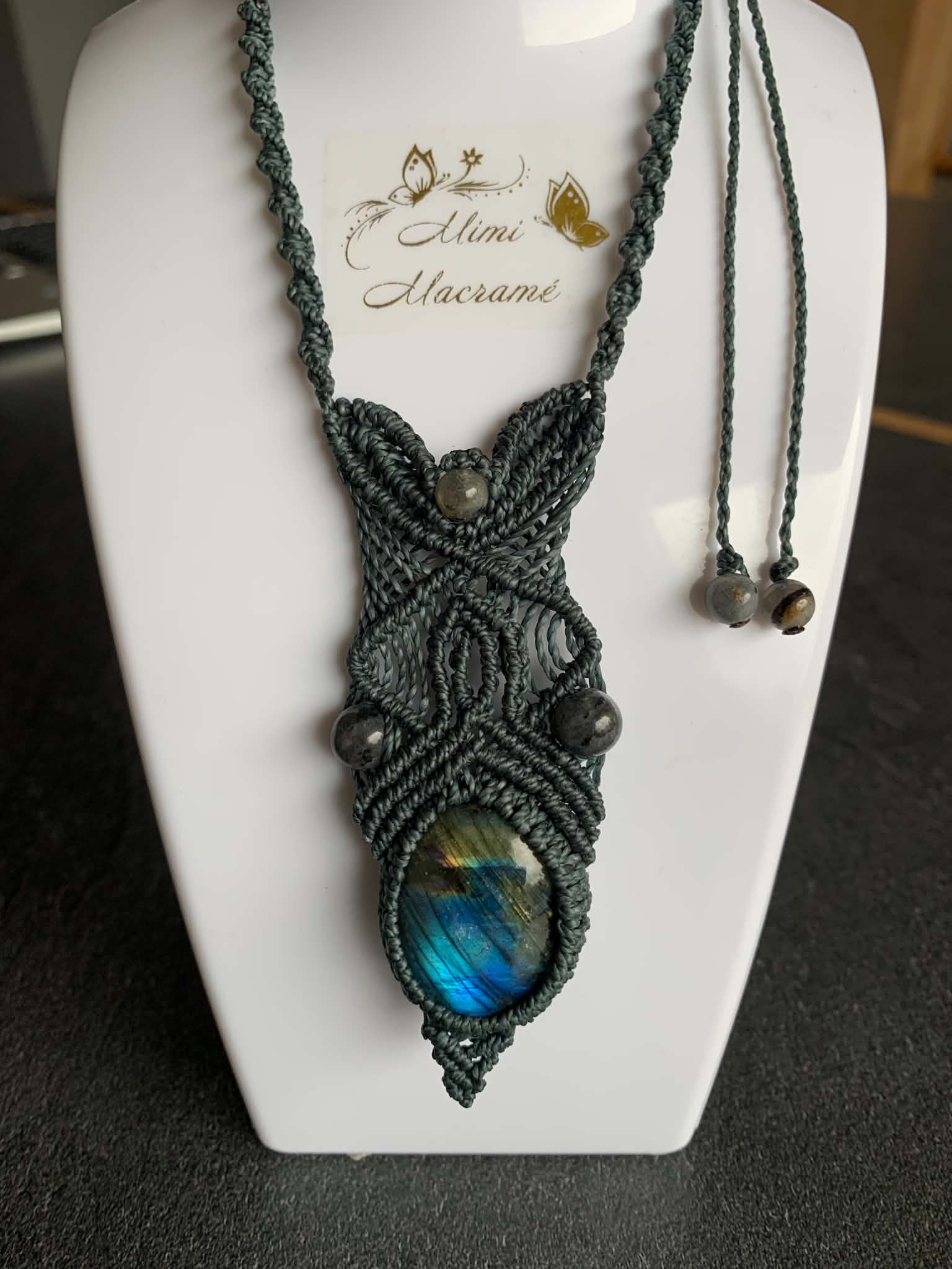 Collier artisanal ajustable en micro-macramé et pierre naturelle labradorite — visuel 1