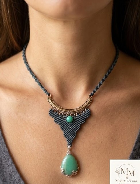 Collier artisanal ajustable en micro-macramé et pierre naturel d'aventurine orné de métal argenté — visuel 1
