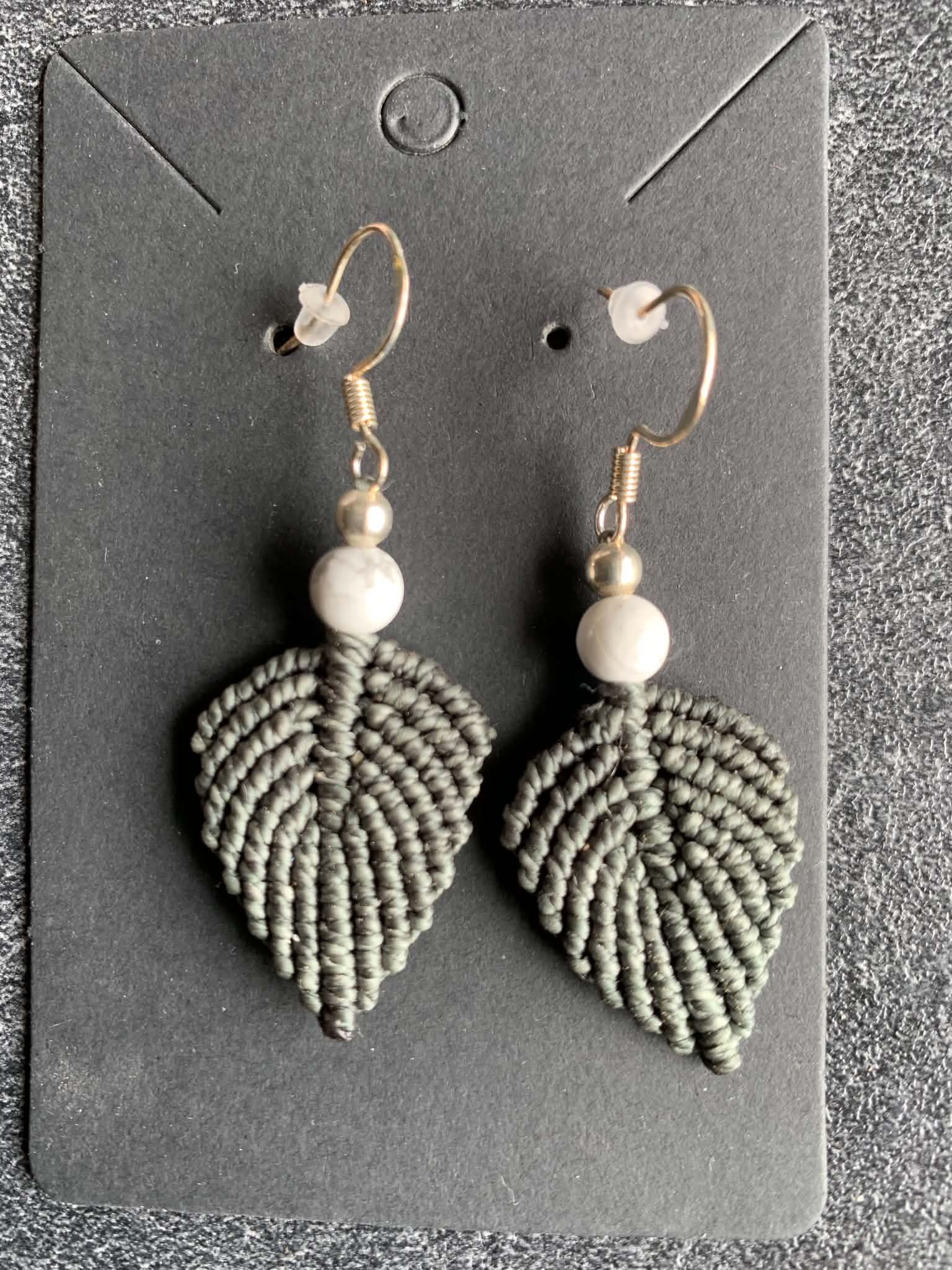 Boucles d'oreilles en micro-macramé fait main motif feuille, perle howlite — visuel 1