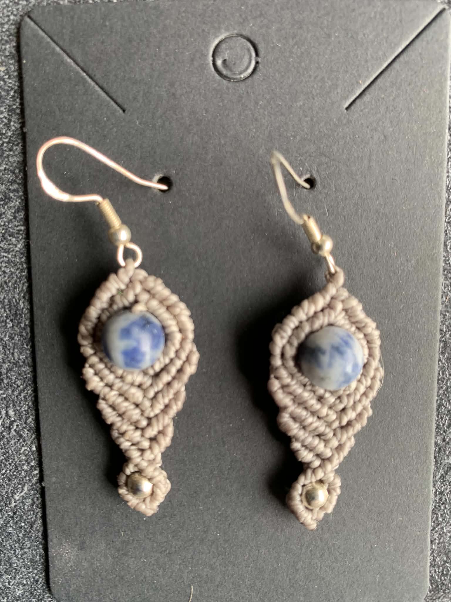 Boucles d'oreilles en micro-macramé fait main, perle sodalite — visuel 1