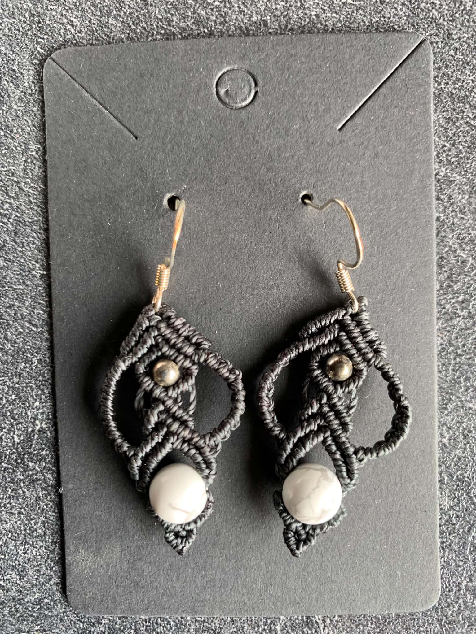 Boucles d'oreilles en micro-macramé fait main, perle Howlite — visuel 1