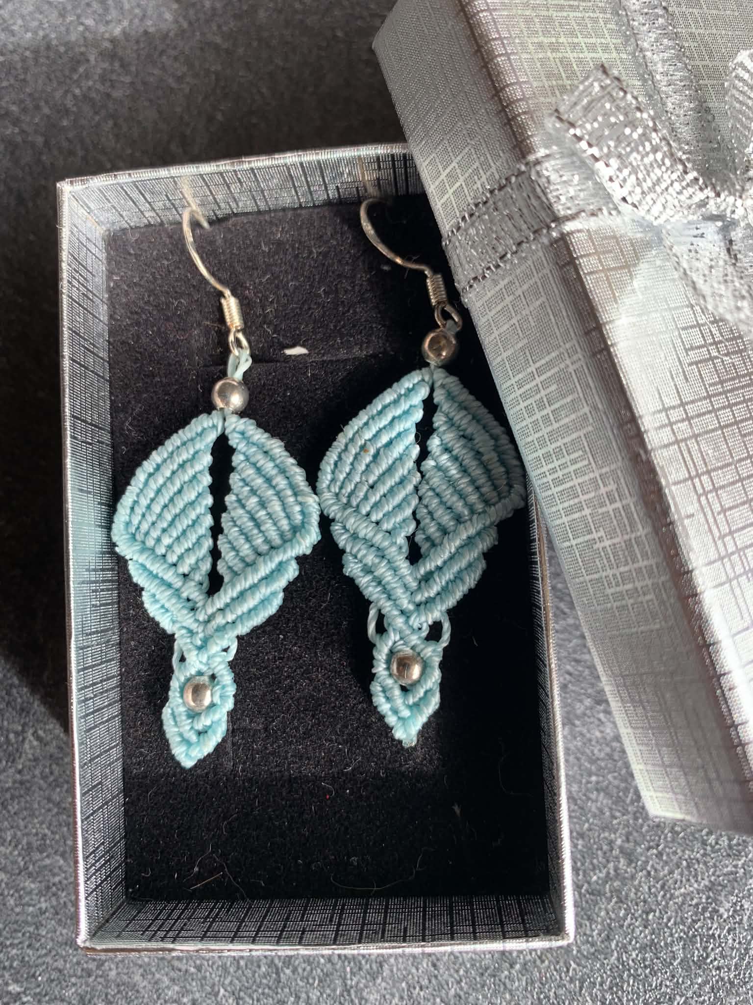 Écrin Cadeau Argenté Scintillant – Prêt à Offrir pour boucles d'oreilles. — visuel 1