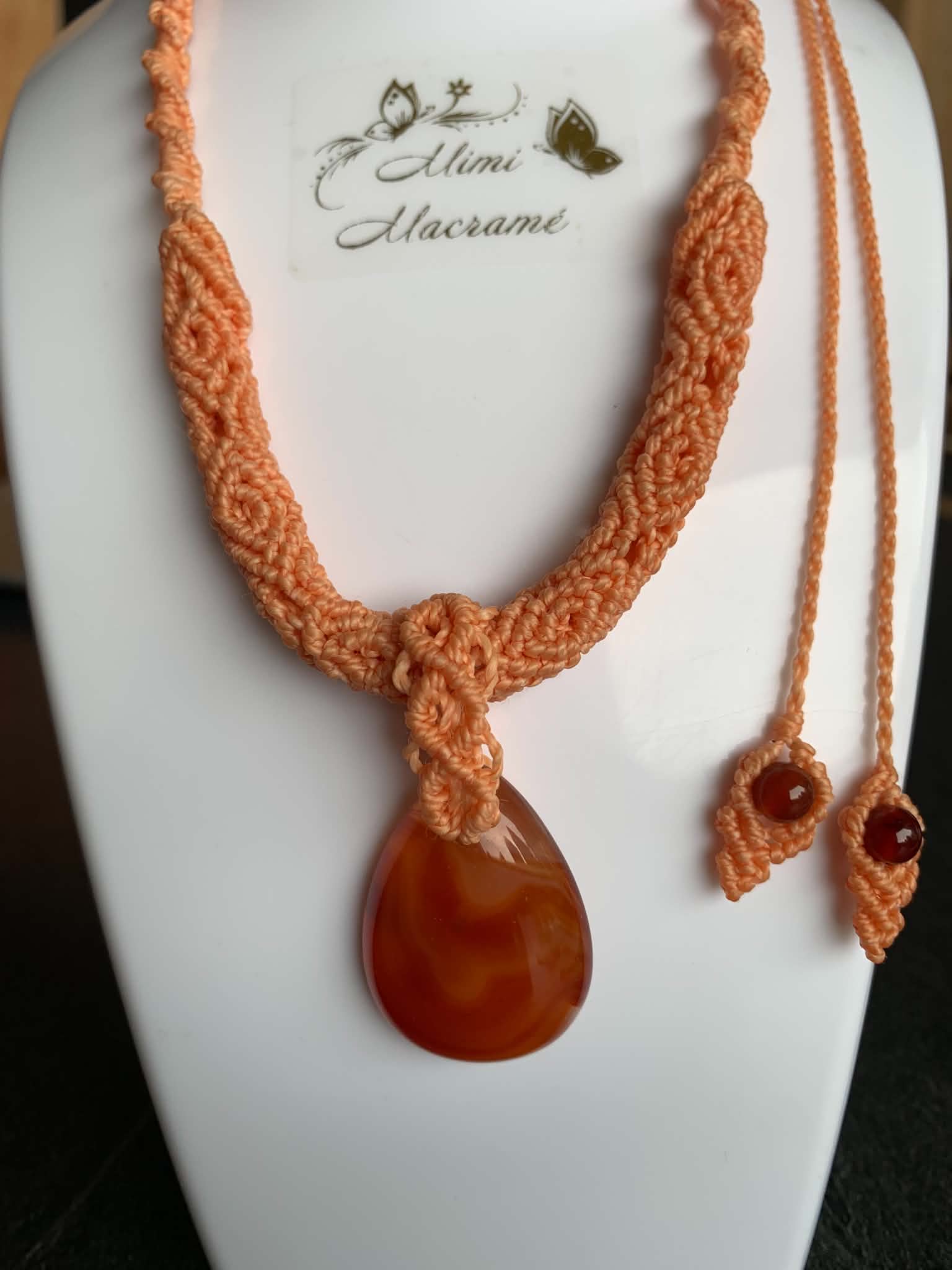 Collier corail ajustable en micro-macramé pendentif cornaline — visuel 1