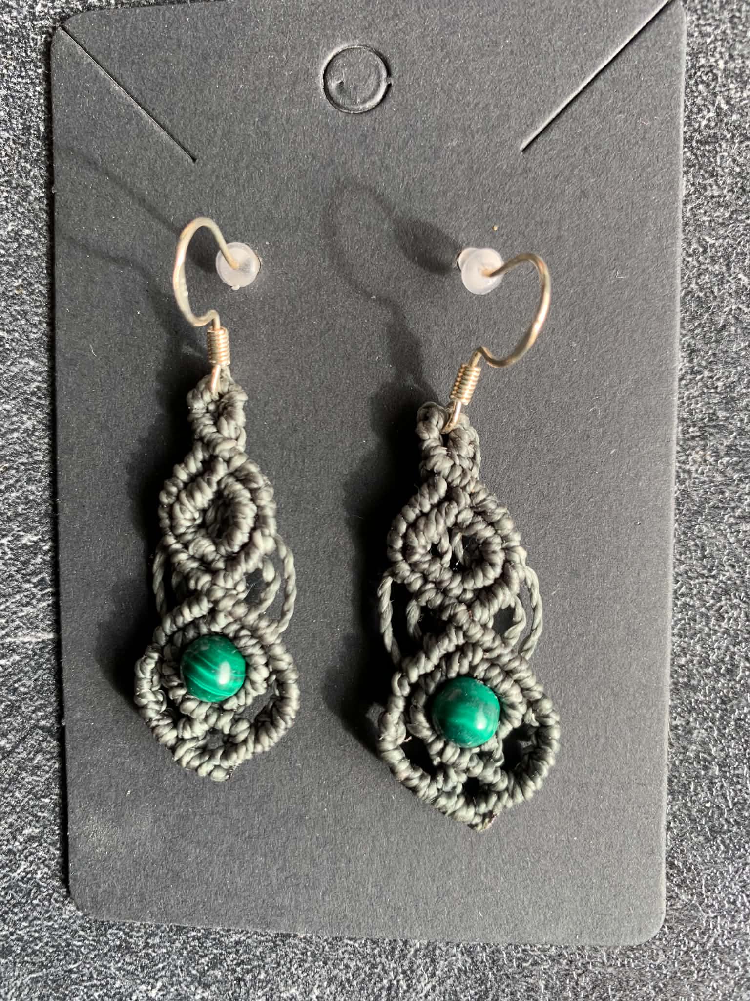 Boucles d'oreilles en micro-macramé fait main, fil kaki, perle malachite — visuel 1