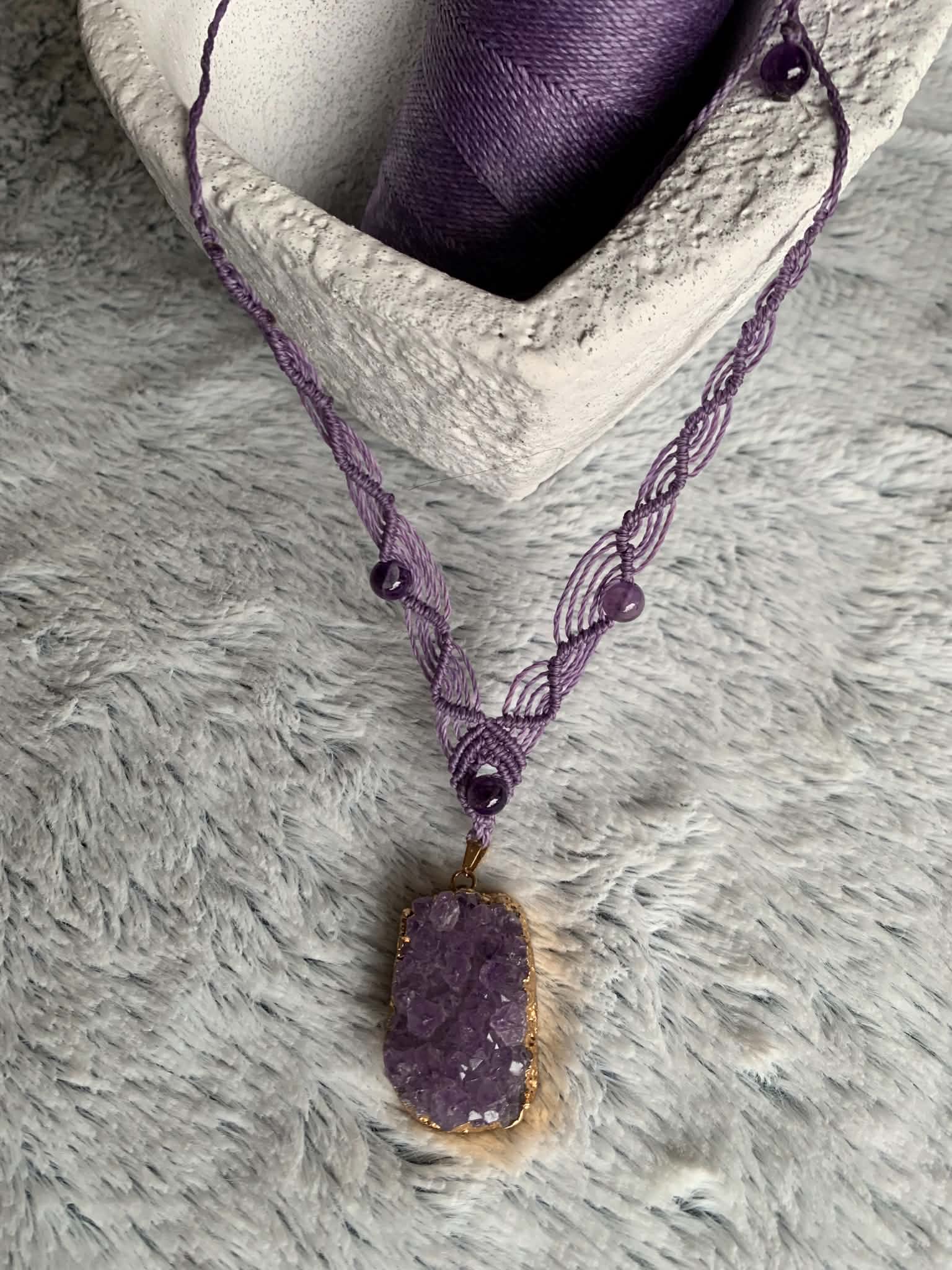 Collier fil violet , pendentif  améthyste brute — visuel 1