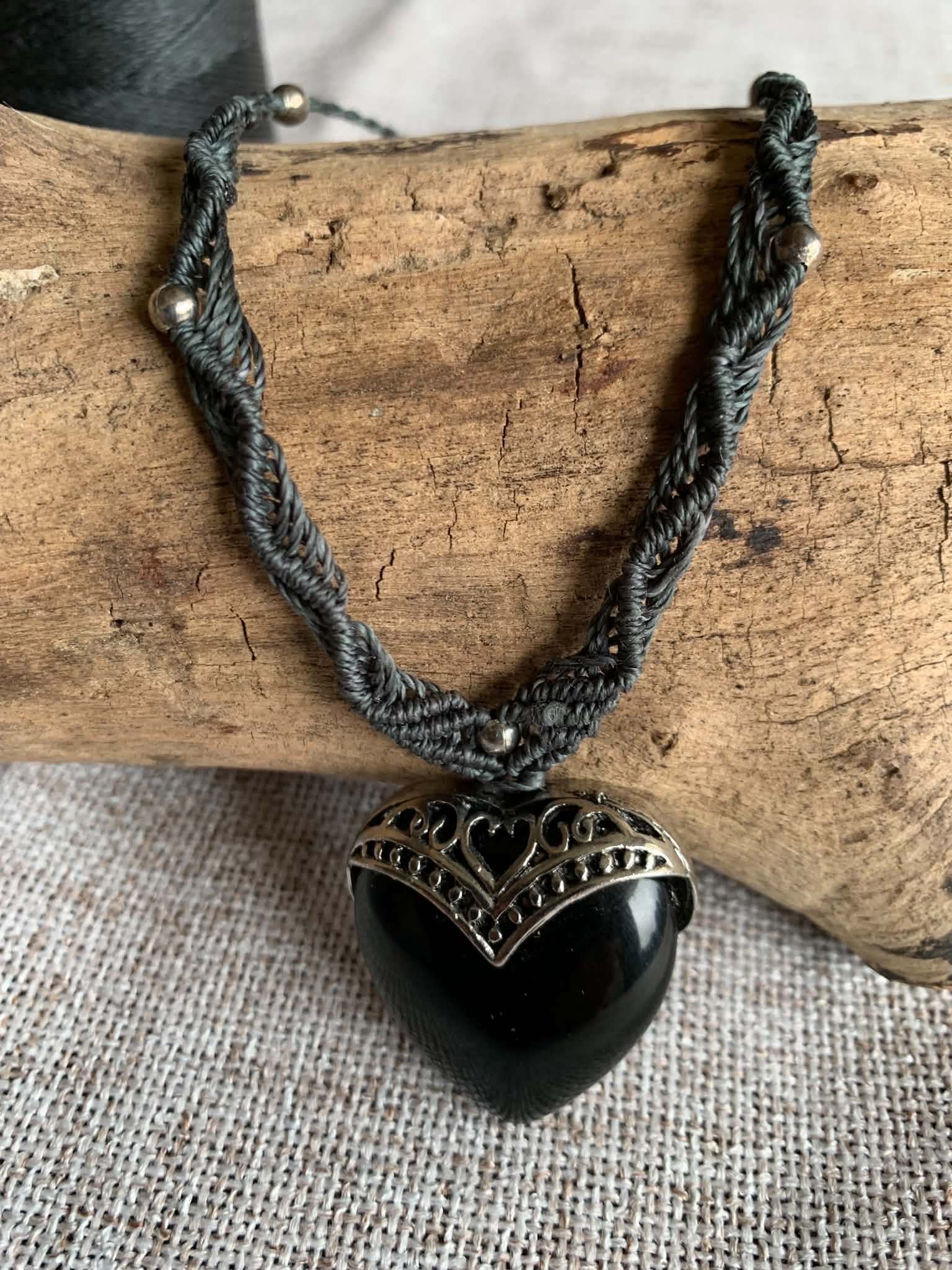 Collier artisanal fil gris anthracite, pierre coeur onyx — visuel 1