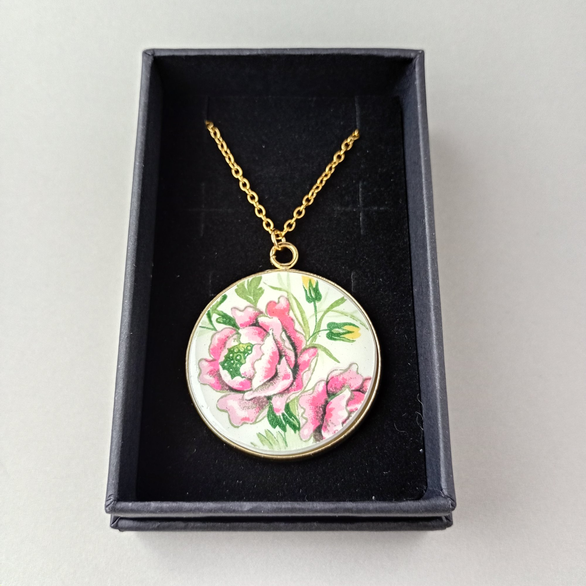 Collier pendentif médaillon en porcelaine upcyclée – Décor pivoines roses romantiques et monture dorée — visuel 1