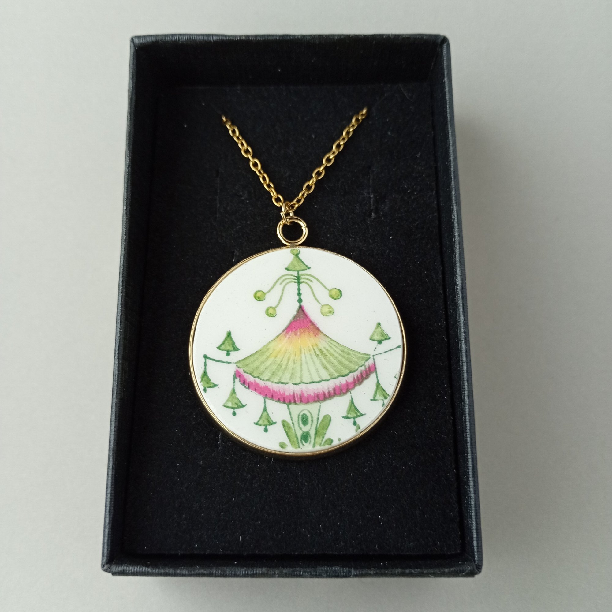 Pendentif rond en faïence ancienne Sarreguemines 30 mm et chaîne dorée 50 cm — visuel 1
