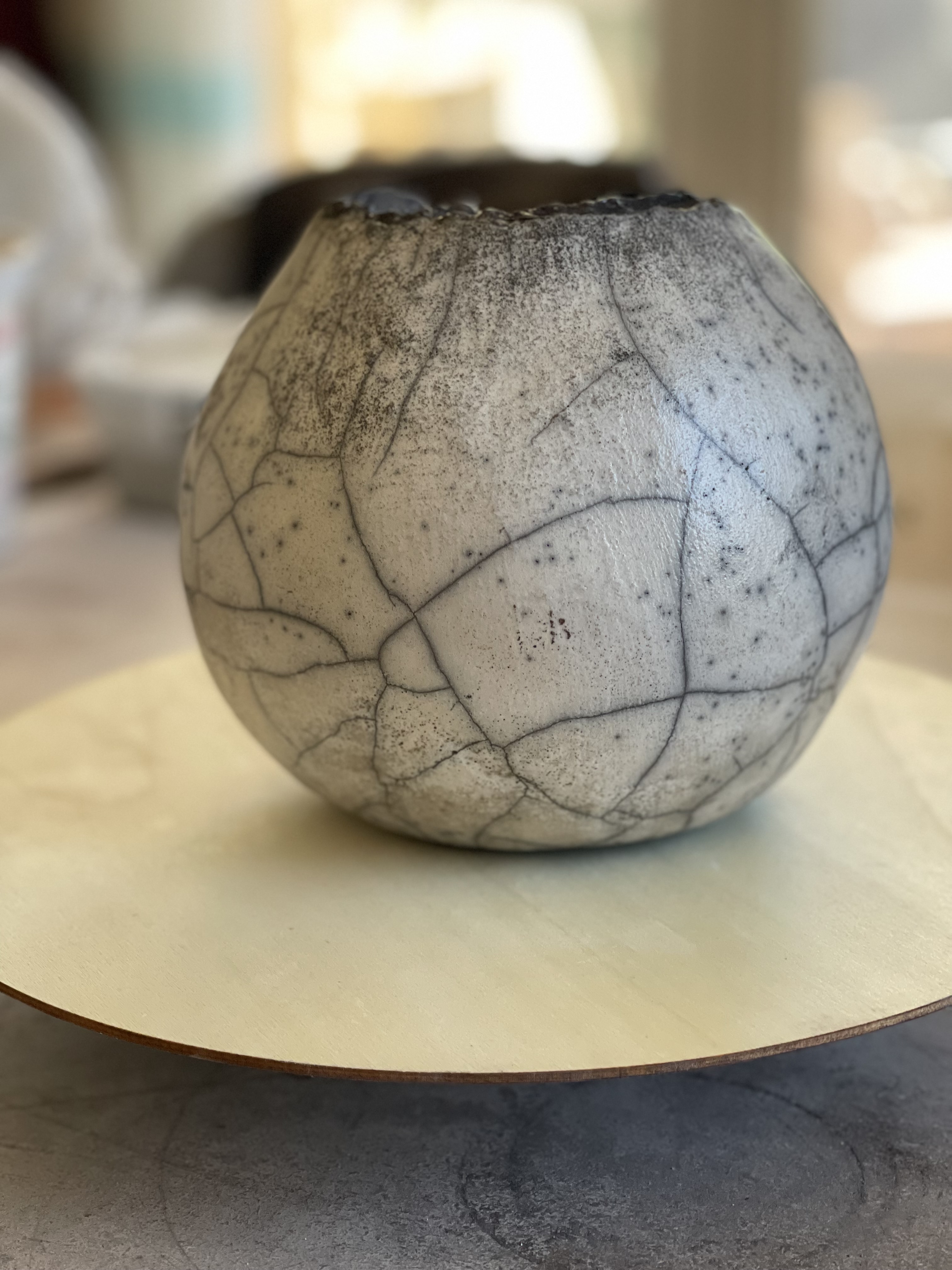 Sculpture en céramique Raku et lacet de cuir — visuel 3