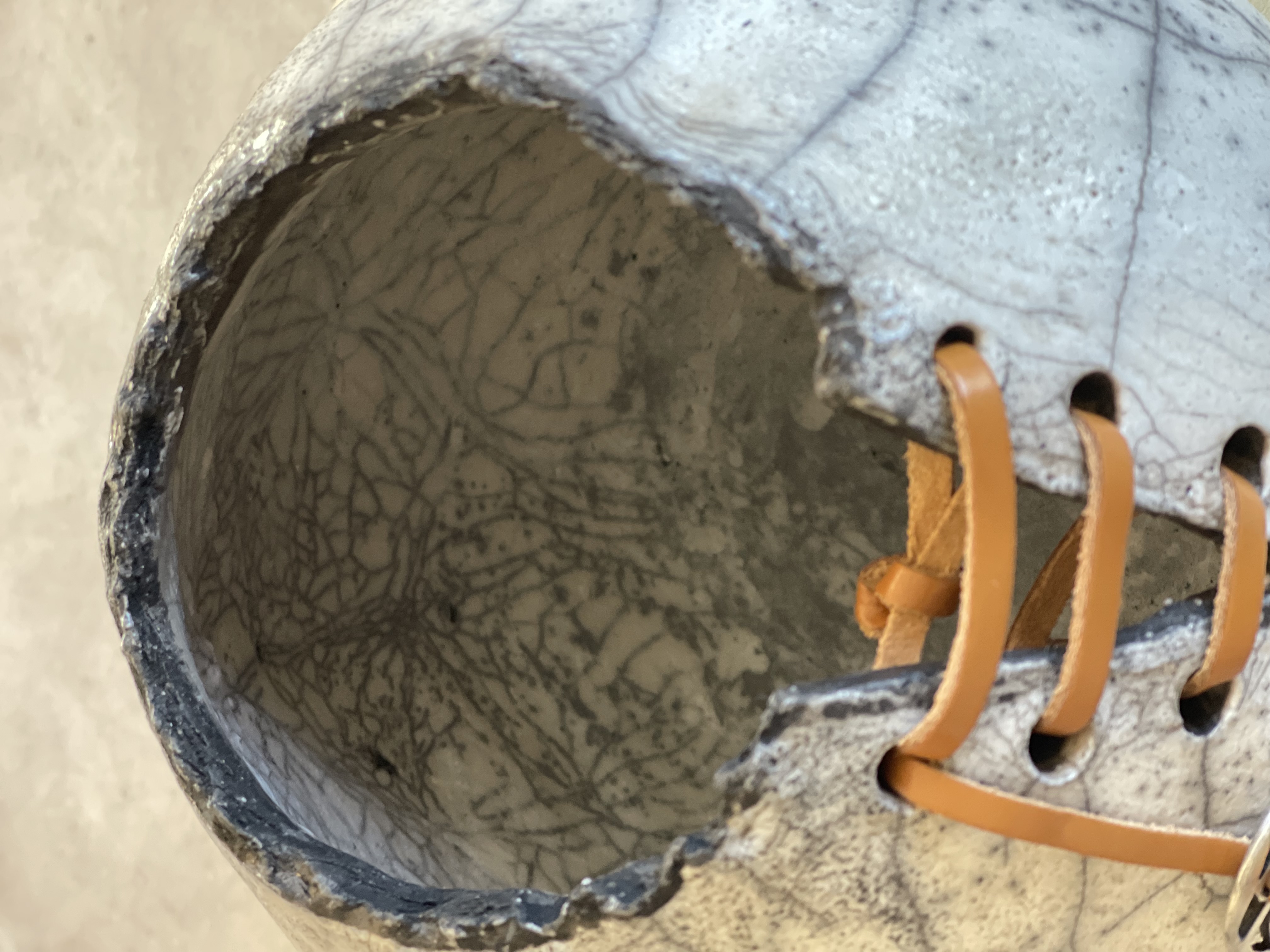 Sculpture en céramique Raku et lacet de cuir — visuel 5
