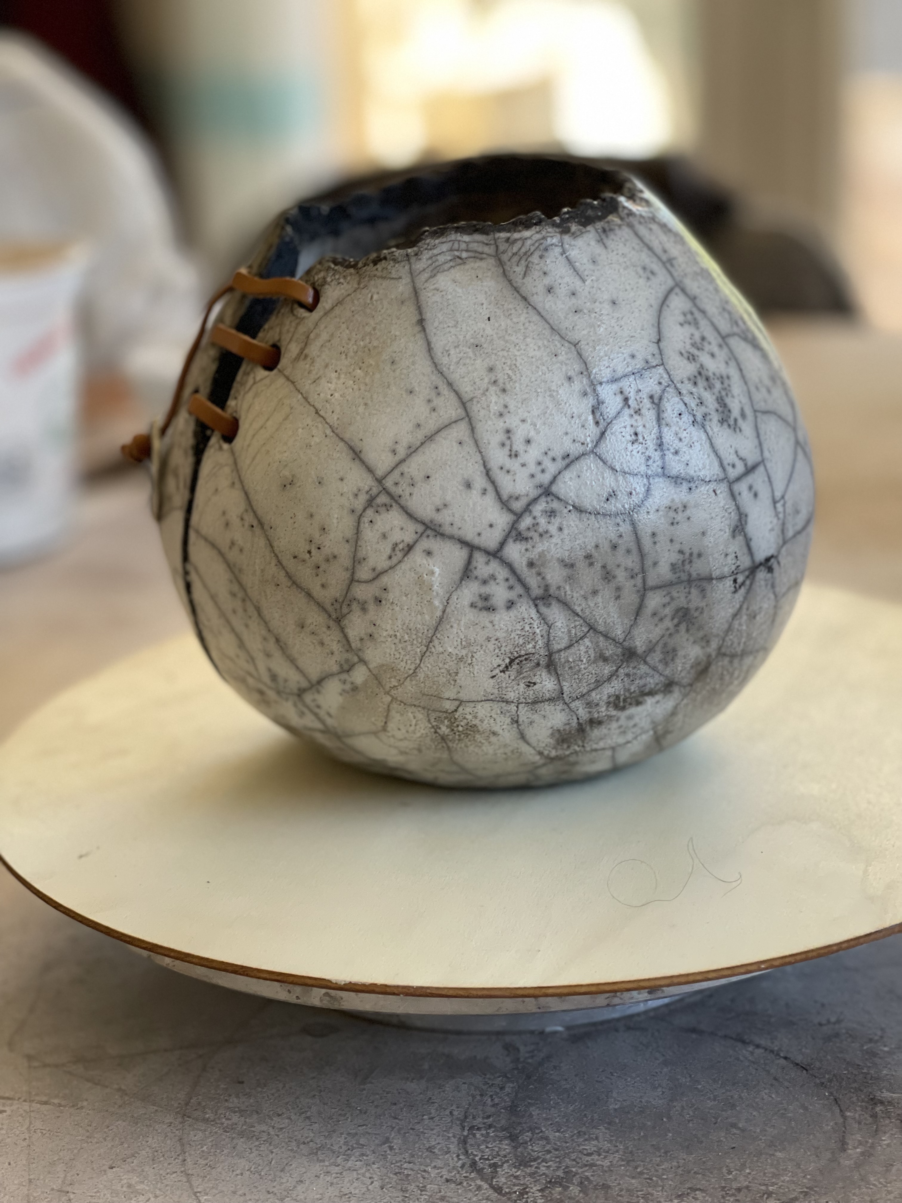 Sculpture en céramique Raku et lacet de cuir — visuel 2
