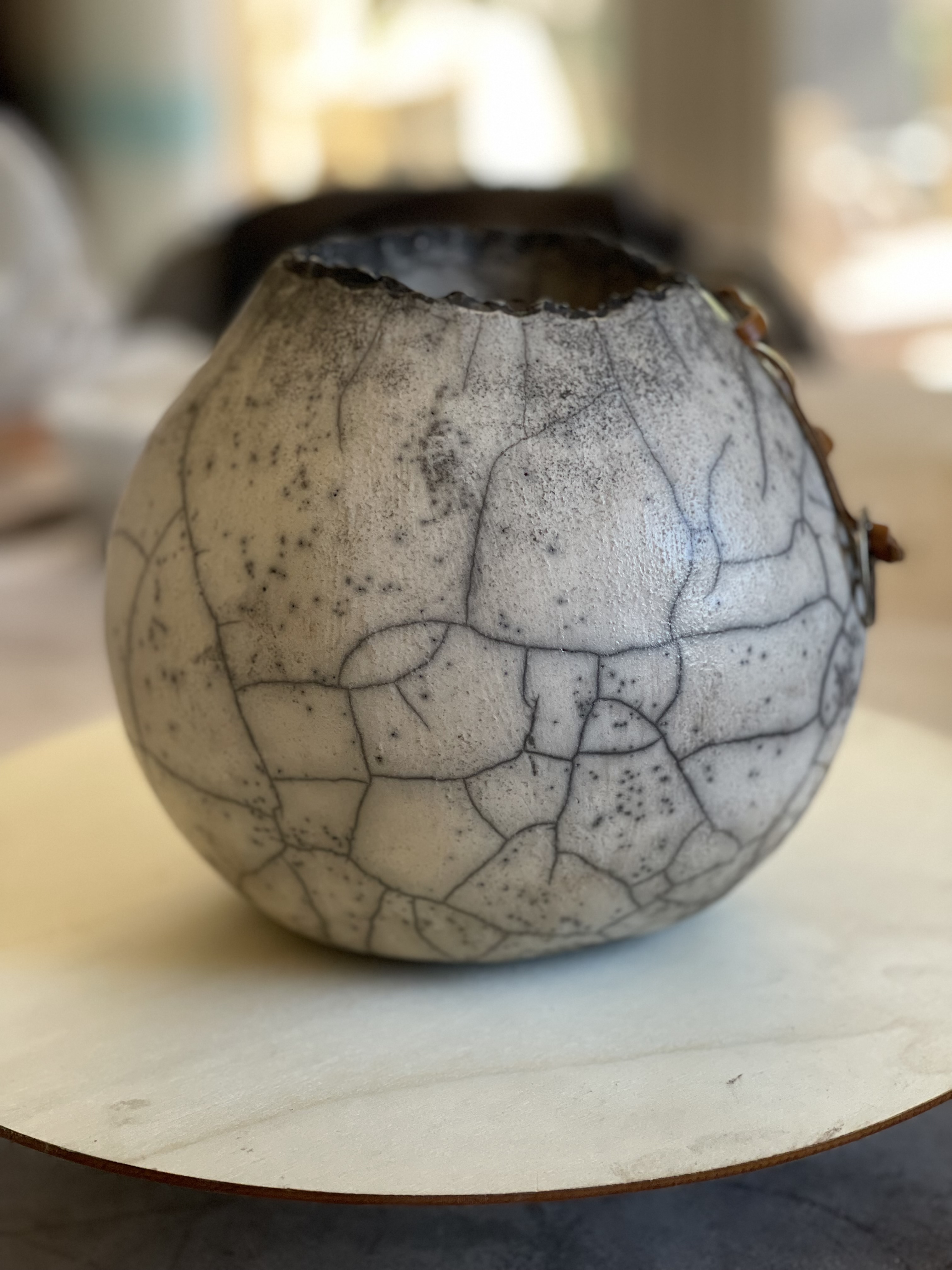 Sculpture en céramique Raku et lacet de cuir — visuel 4