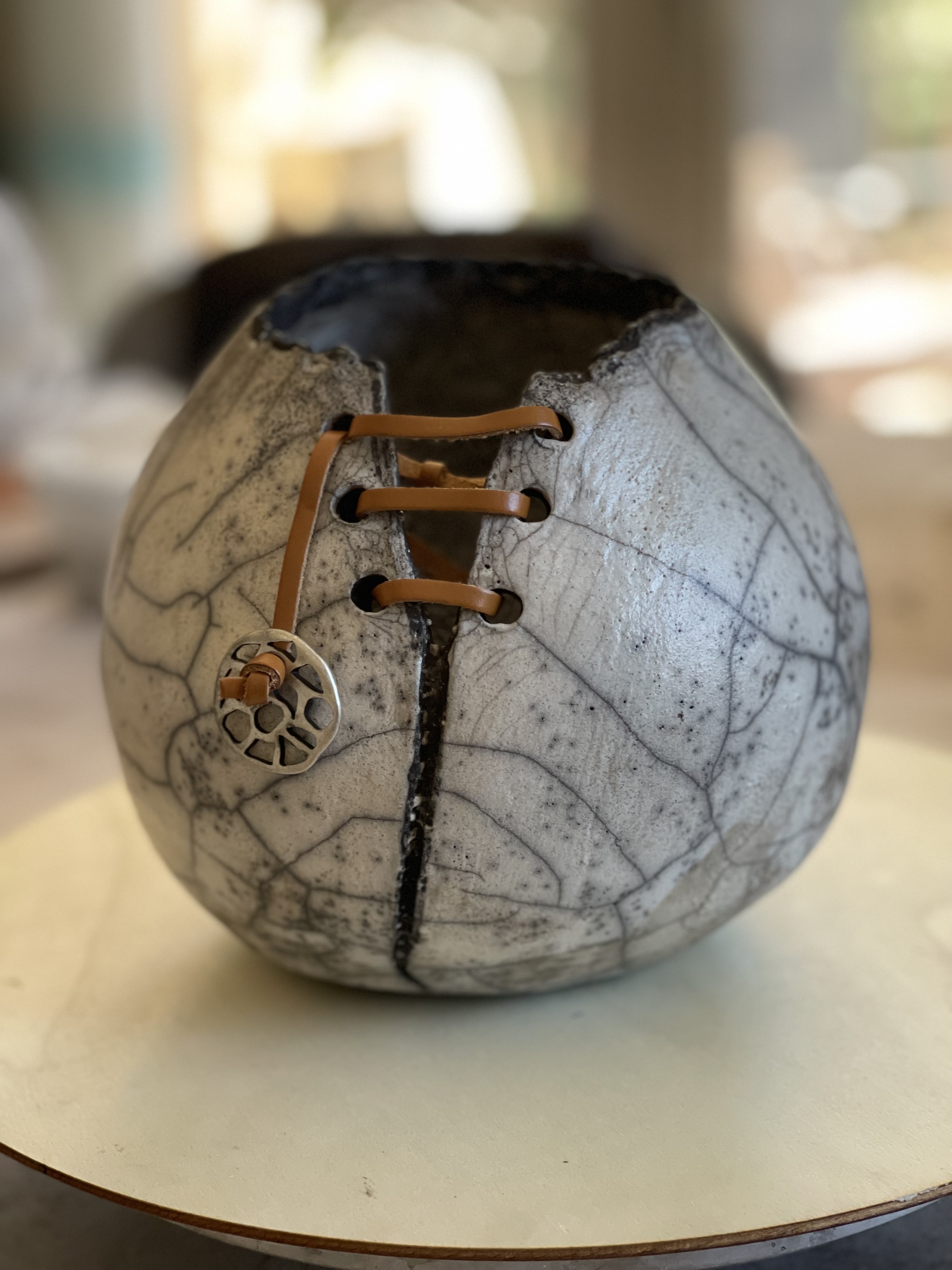 Sculpture en céramique Raku et lacet de cuir — visuel 1